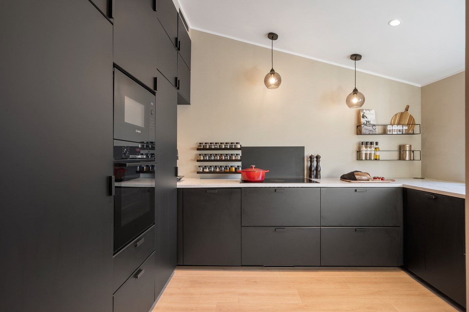 Kjøkkenet er utstyrt med integrerte hvitevarer bestående av oppvaskmaskin, stekeovn, platetopp med integrert avtrekk, mikrobølgeovn samt kjøleskap og fryseskap - en praktisk og helhetlig løsning. Galleribilde