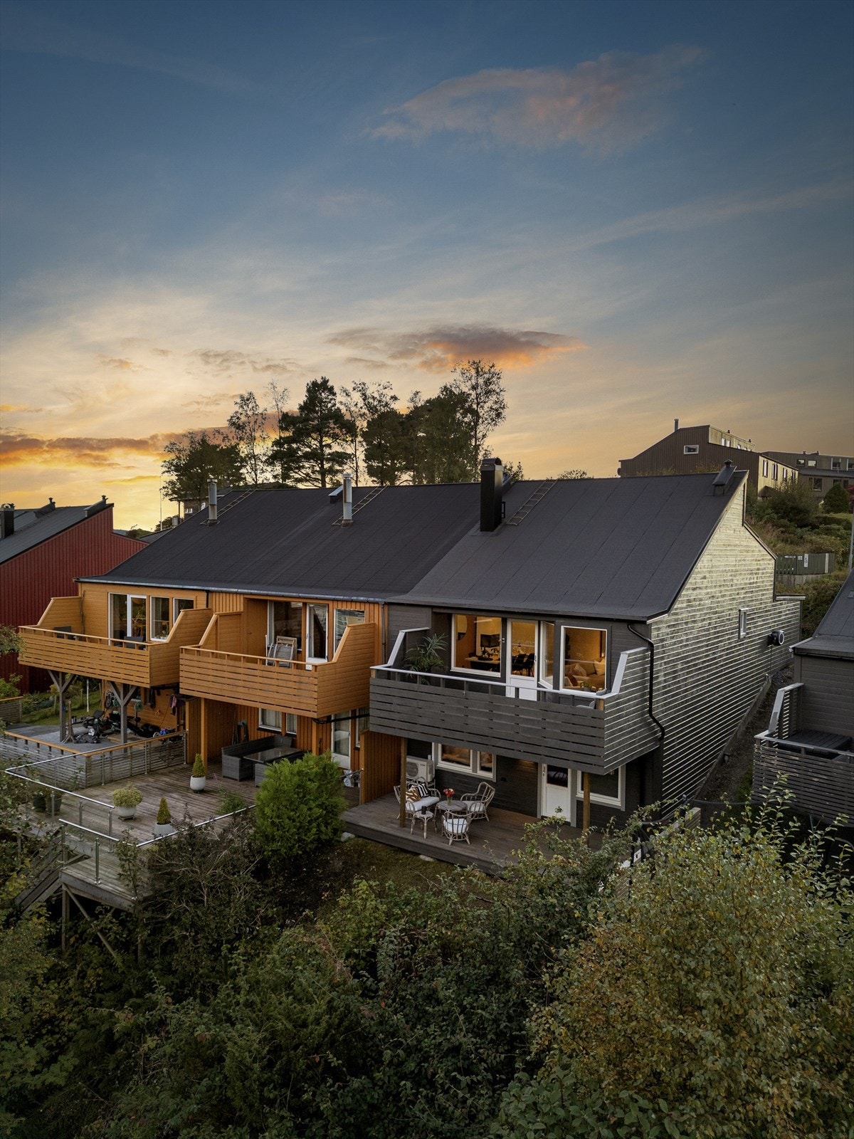 Beliggenheten er ideell for familier med barn, etablerere og godt voksne, med kort avstand til flere barnehager og skoler. Galleribilde