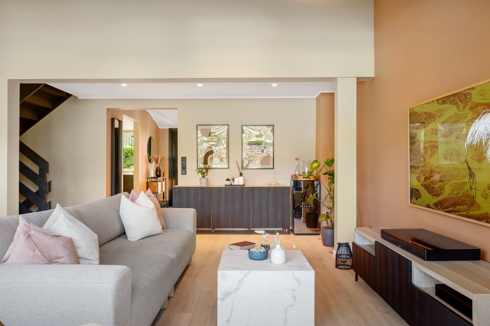 Det er god plass til både sofaarrangement, TV-møblement, stuebord og spisebord. Galleribilde