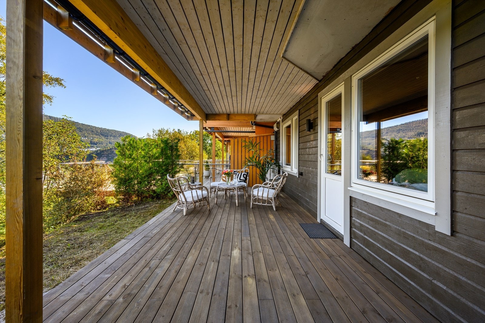 Fra terrassen er det fin utsikt. Galleribilde