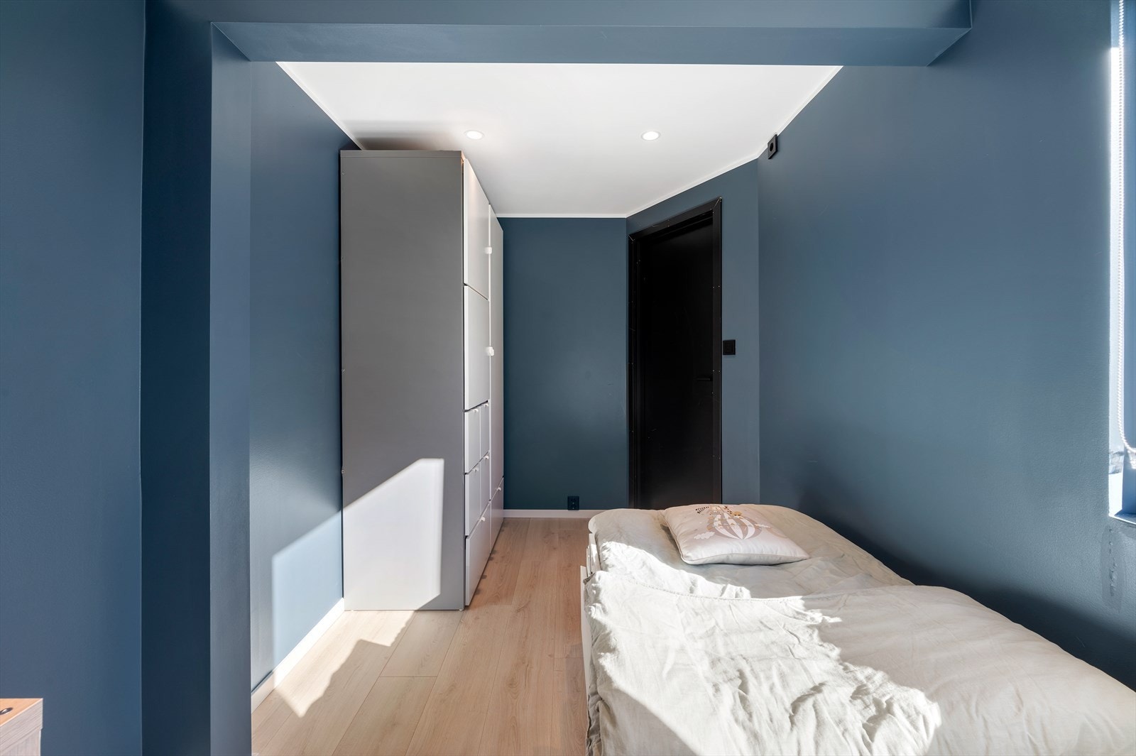 Her er det plass til seng og oppbevaring. Galleribilde