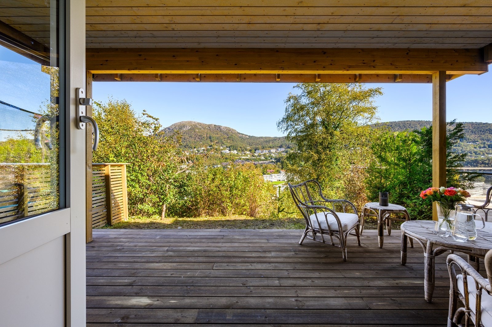 Fra hovedsoverommet er det utgang til en stor østvendt terrasse på ca. 23 kvm. Galleribilde