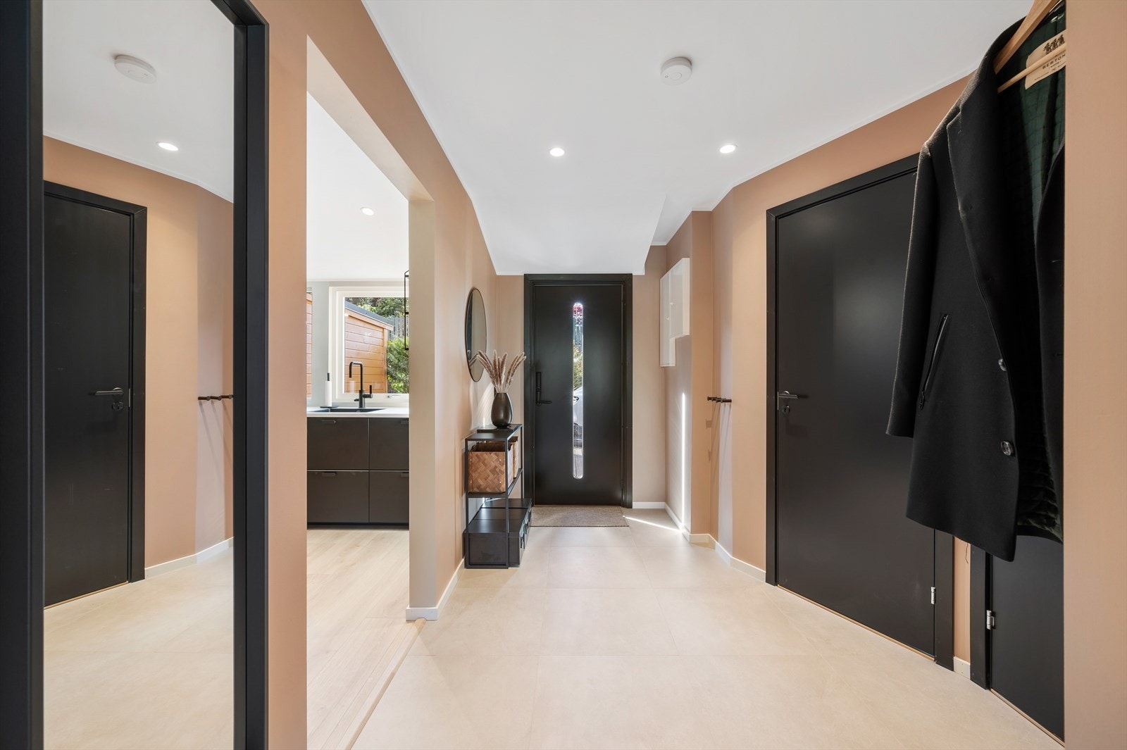 Stor og romslig entré/gang med moderne uttrykk og gjennomtenkte fargevalg på veggene som gir et godt førsteinntrykk. Galleribilde