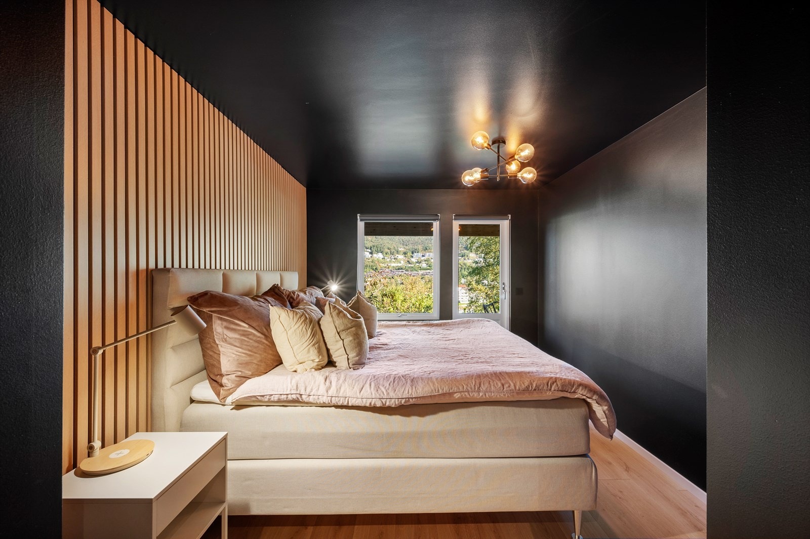 Hovedsoverommet finner man i underetasjen og fremstår som moderne og stilfullt. Galleribilde