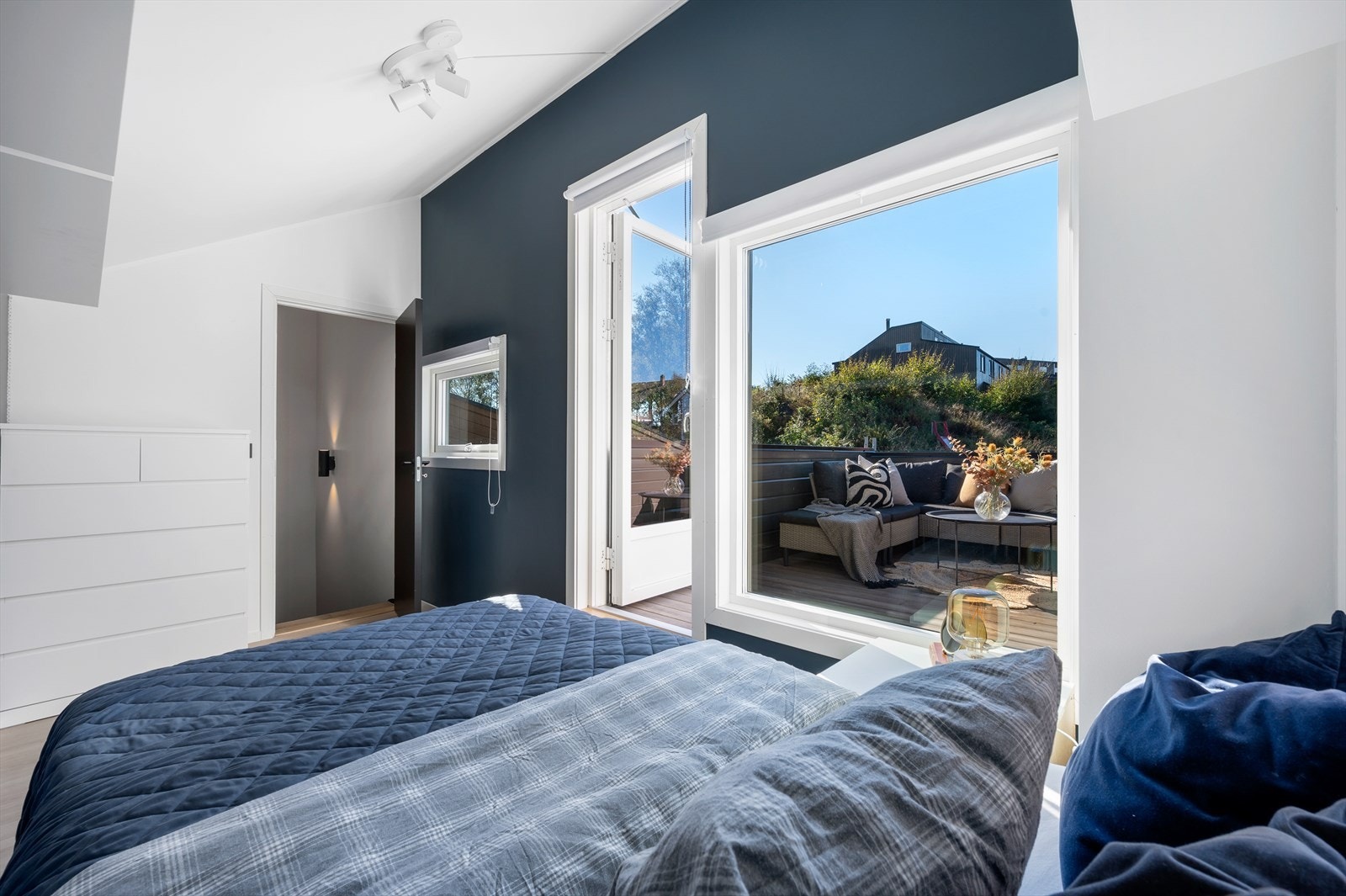 Herfra er det utgang til en vestvendt altan på ca. 8 kvm. Galleribilde