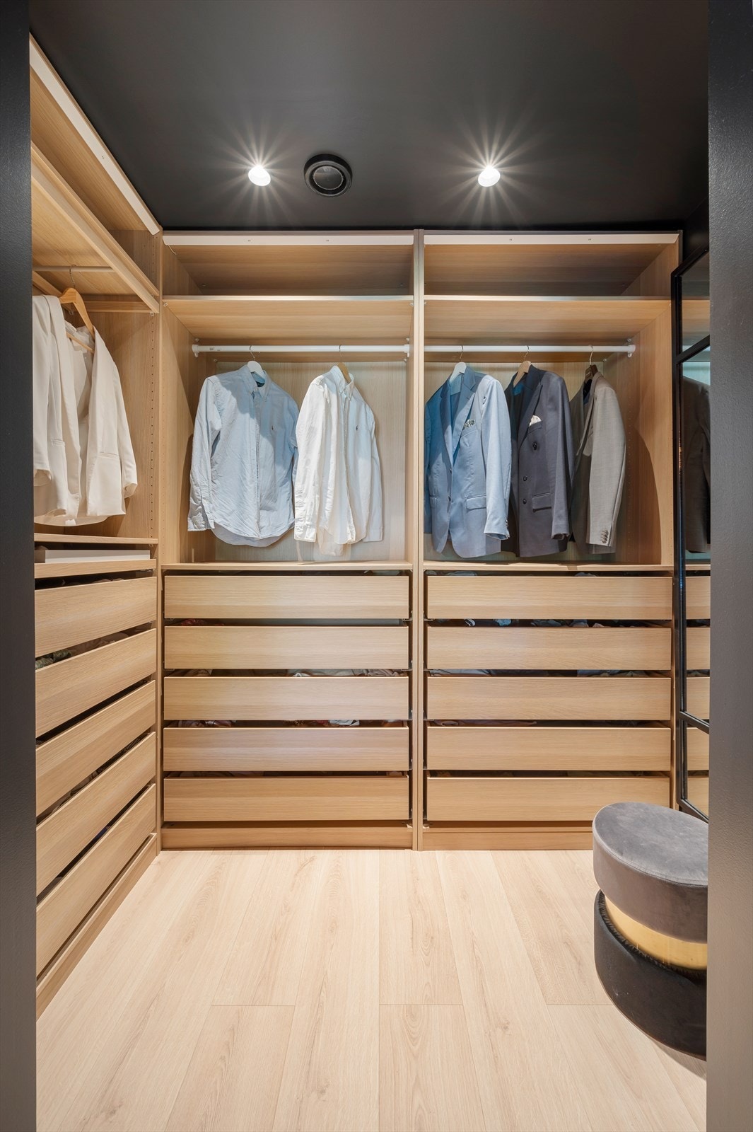 Walk- in closet. Galleribilde