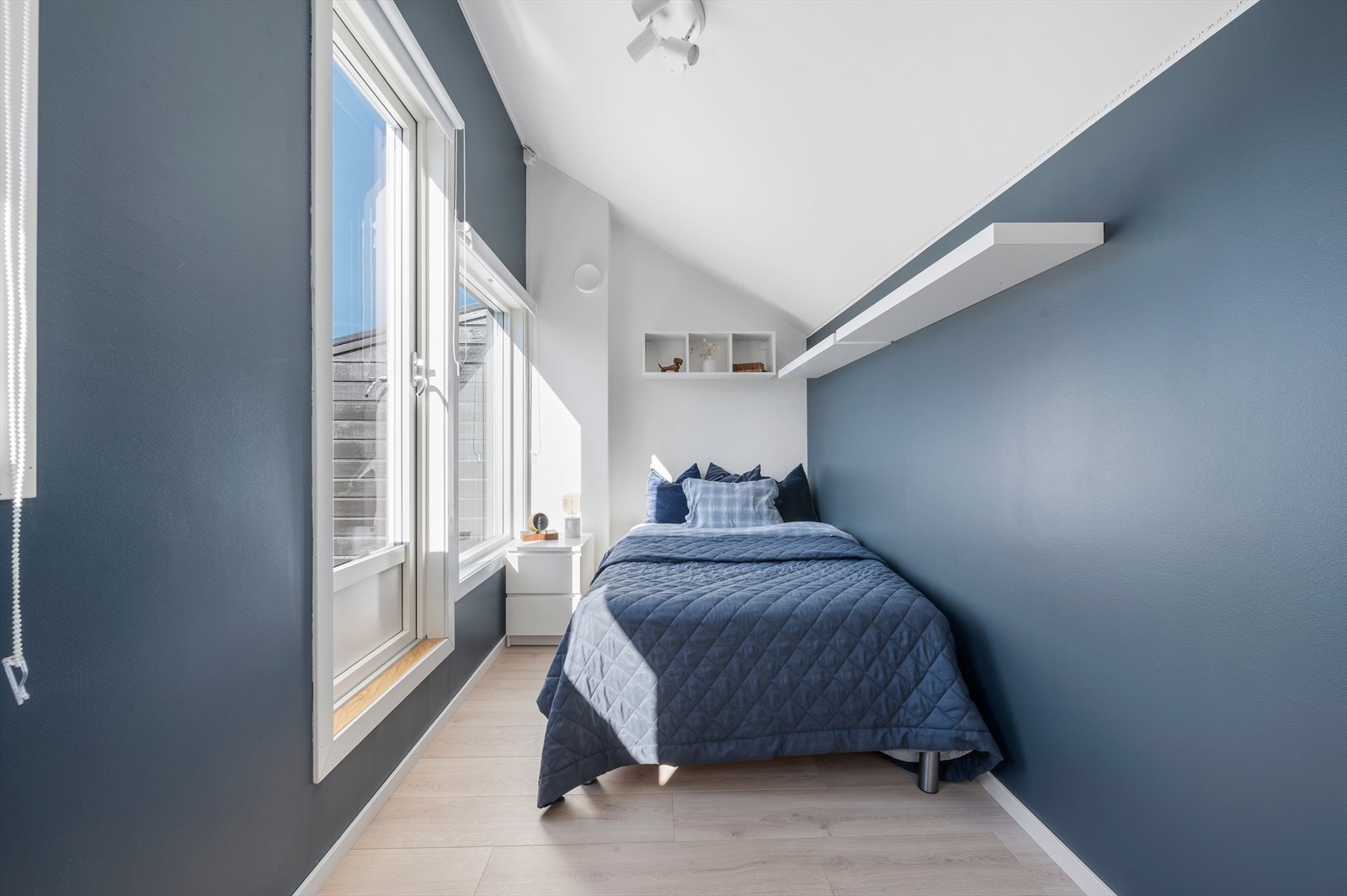 Det fjerde soverommet ligger på loftet og har også plass til seng og oppbevaringsmøbler. Galleribilde