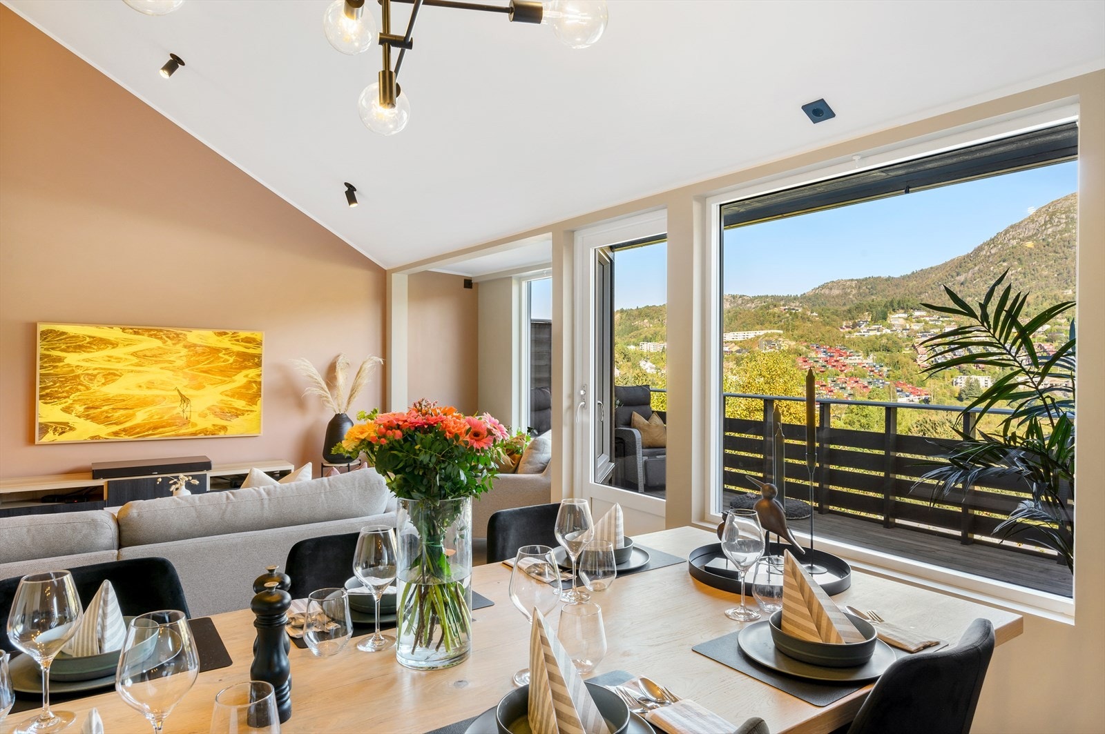 Fra spisebordet har man fantastisk utsikt. Galleribilde