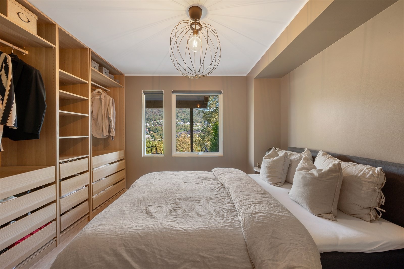 Soverom to i underetasjen er også av god størrelse. Galleribilde