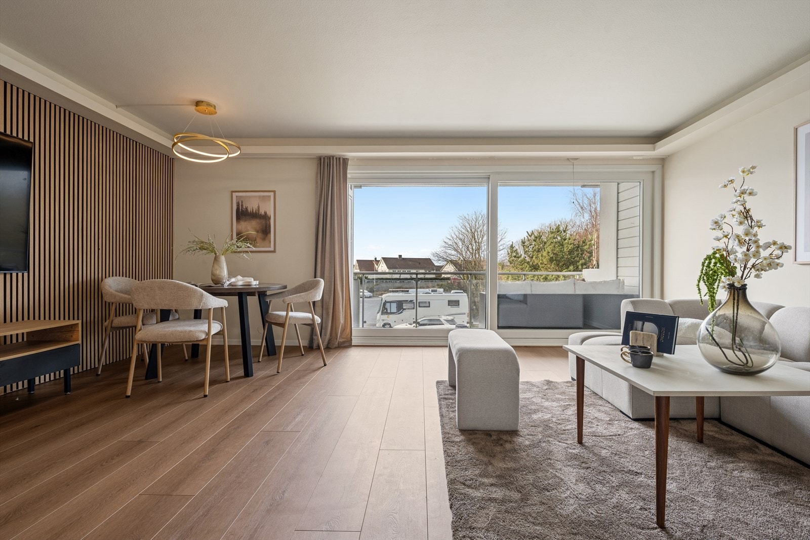 Lys og luftig stue med gode møbleringsmuligheter. Galleribilde