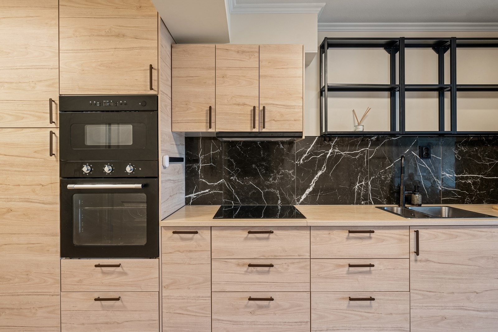 Kjøkkenet er utstyrt med kjøl/fryseskap, oppvaskmaskin,
induksjonstopp, micro, stekeovn og vannstoppsystem. Galleribilde