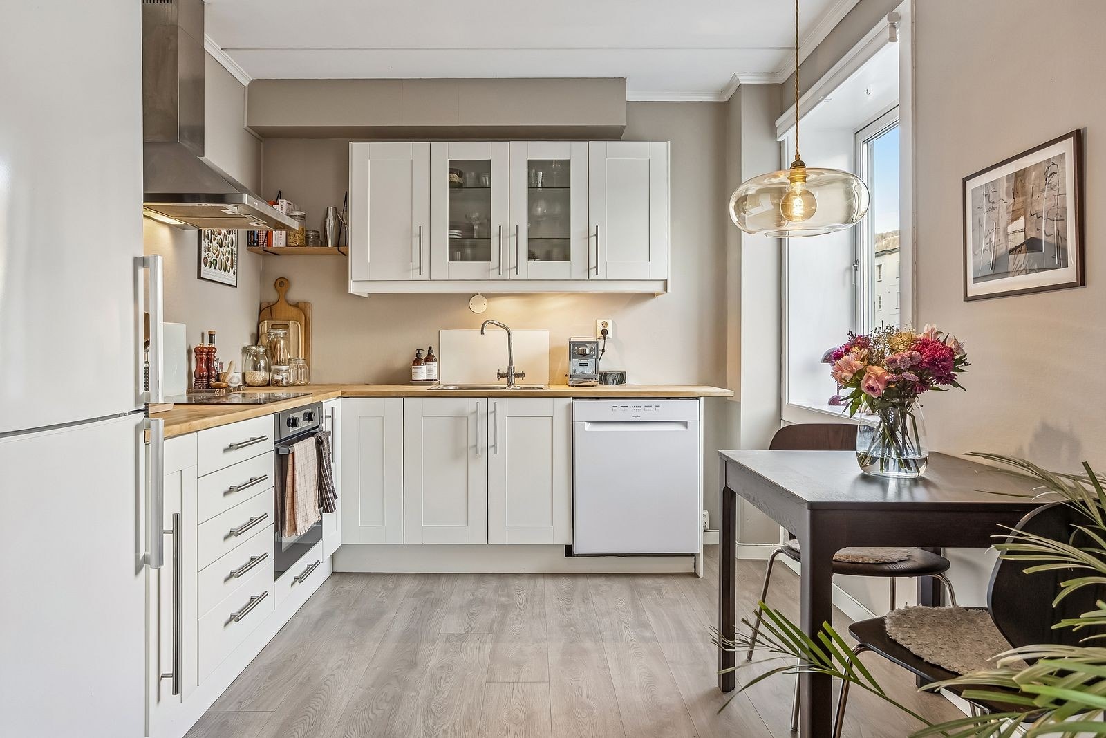 God benk- og skapplass på kjøkken. Møblert med spisebord. Galleribilde