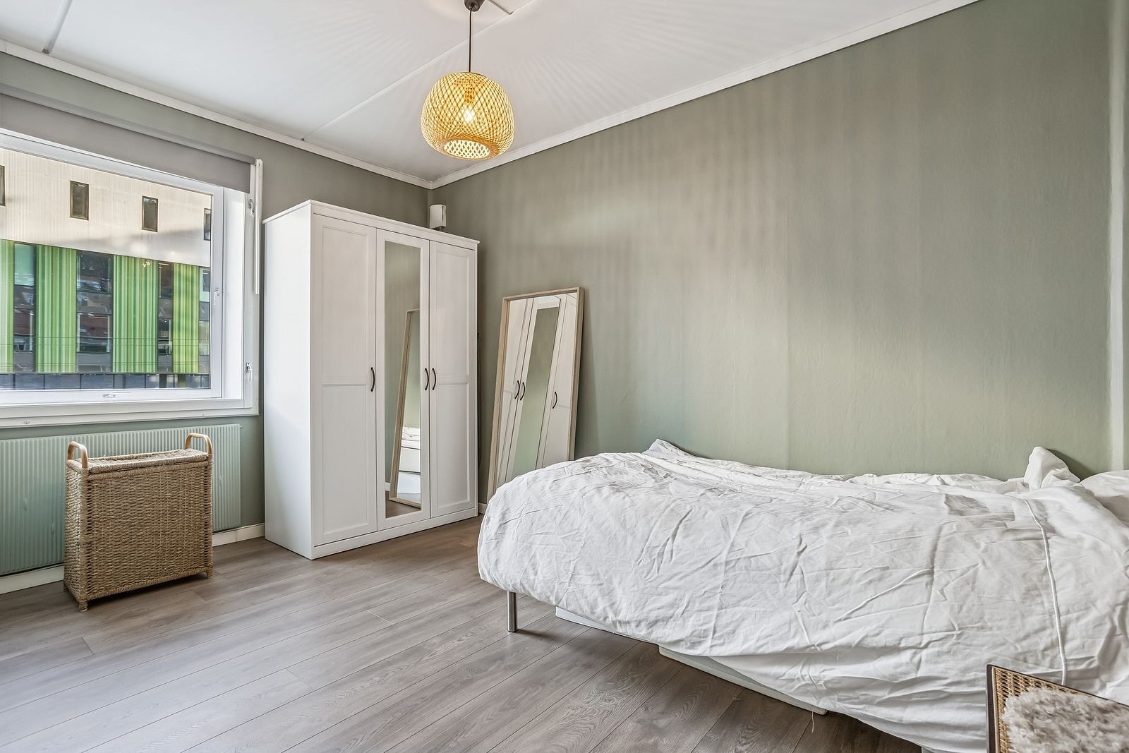 Soverom to i lyse farger, møblert med blant annet garderobeskap. Galleribilde