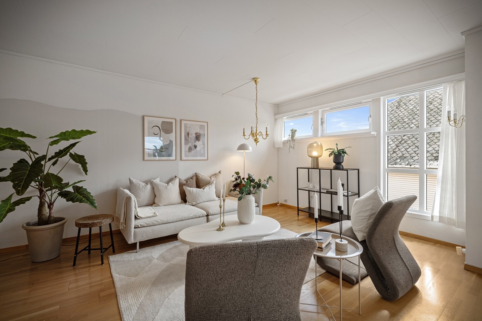 Romslig stue med utgang til veranda (veranda har utbedringsbehov. Se informasjon i salgsoppgave) Galleribilde