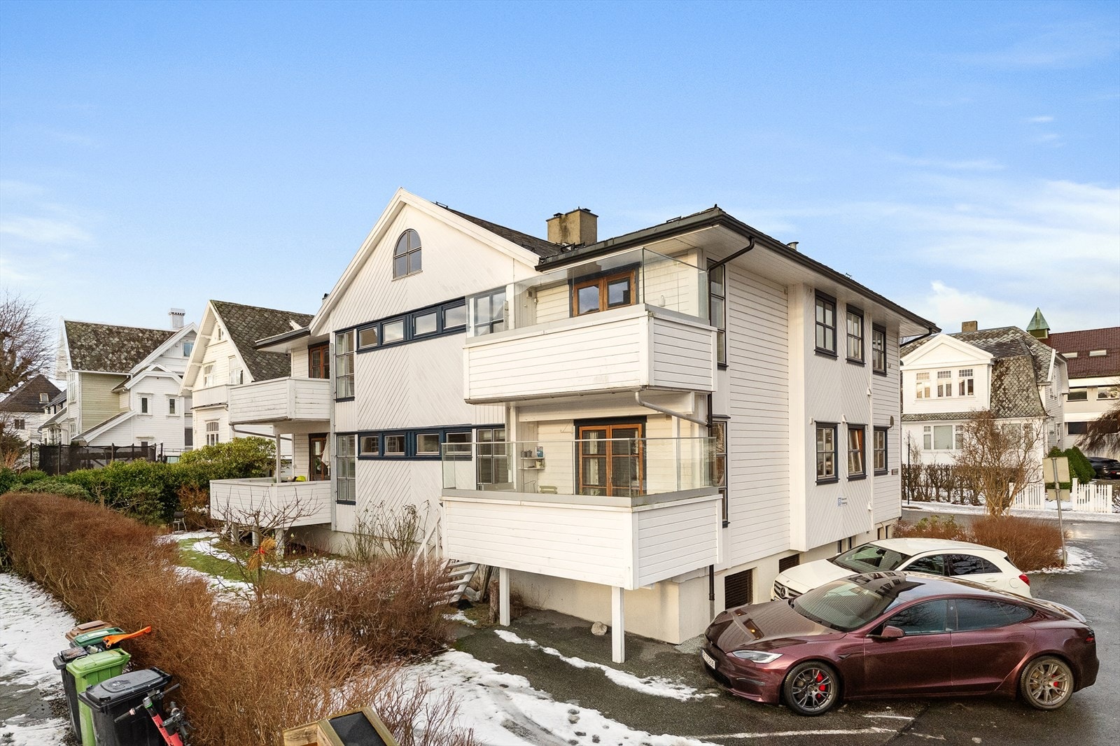 Det er fire leiligheter i bygget. Ettertraktet og sentrumsnær beliggenhet Galleribilde