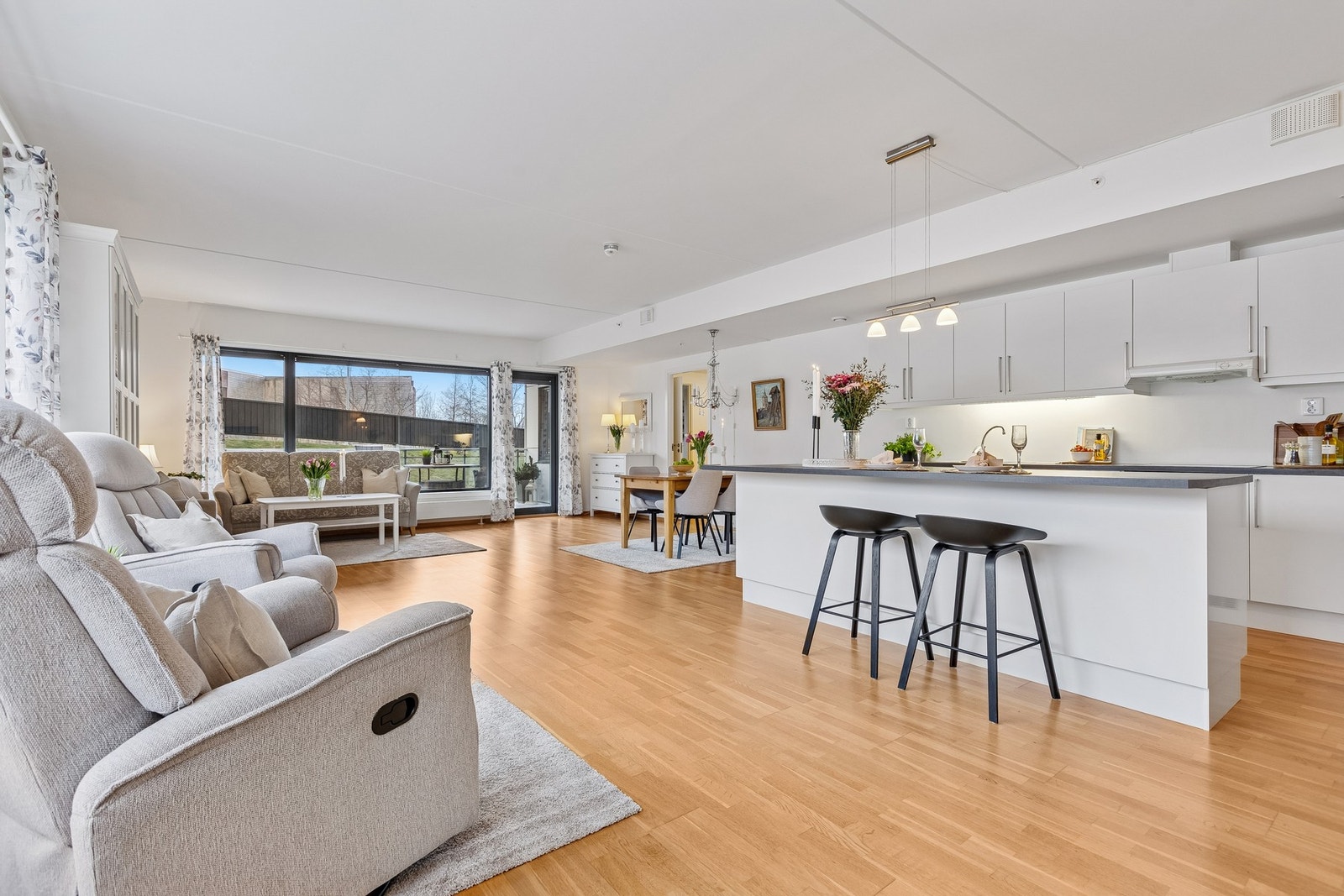 Stuen / kjøkkenet ligger i en åpen løsning som gir en mer sosial ramme. Galleribilde