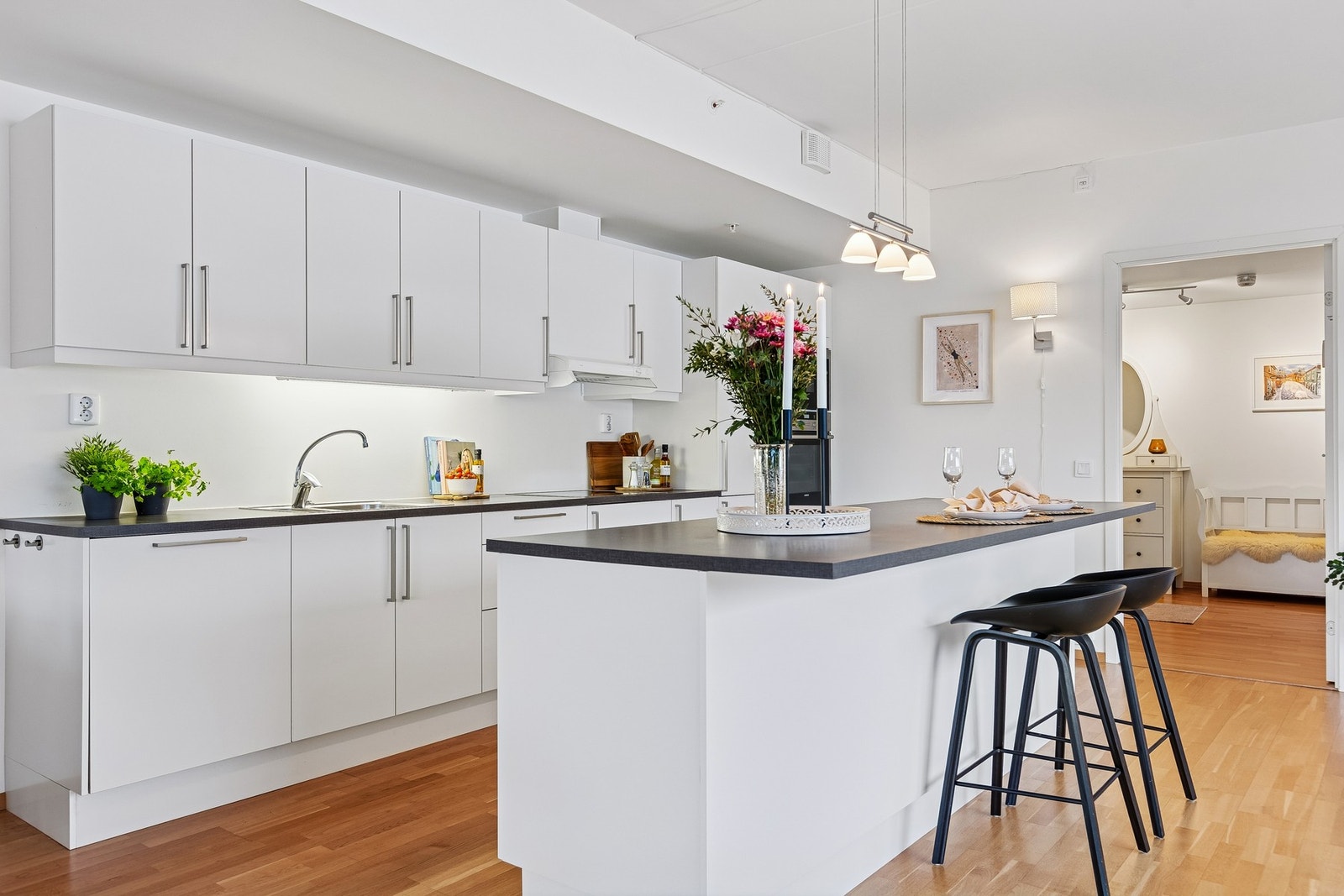 Her får du integrerte hvitevarer som stekeovn, platetopp, oppvaskmaskin, mikrobølgeovn og kjøleskap med fryser. Galleribilde