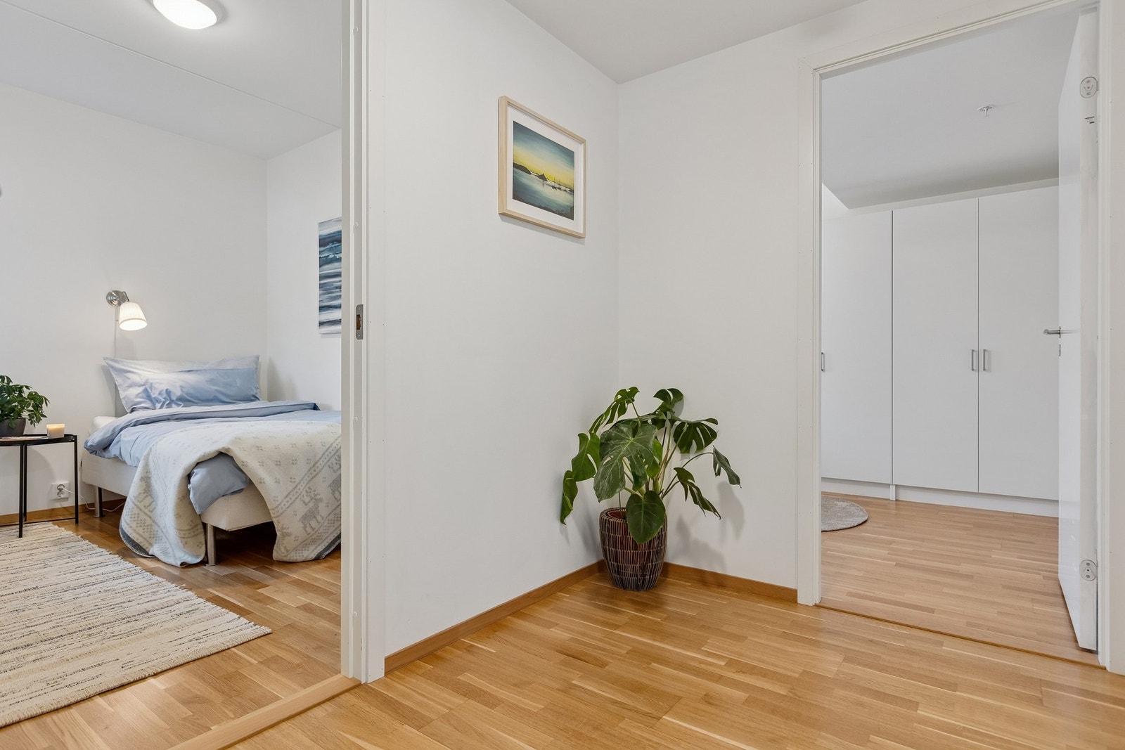 Leiligheten er utstyrt med fjernvarme, noe som resulterer i lave og forutsigbare oppvarmingskostnader. Galleribilde