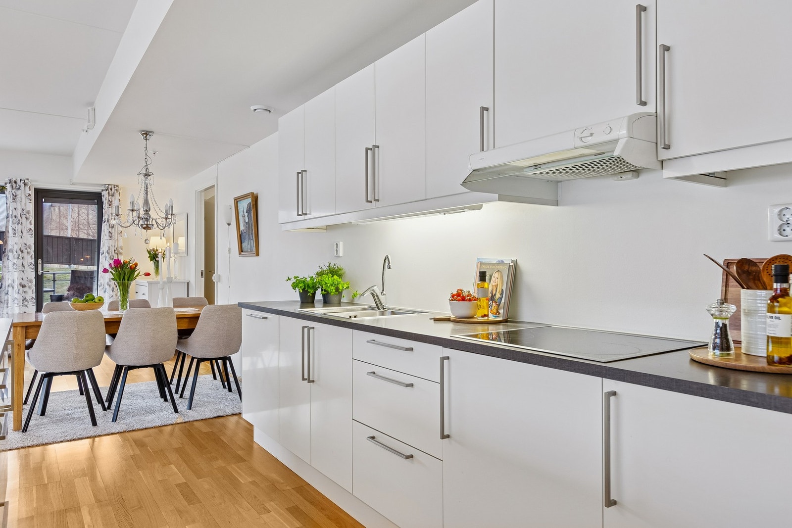 Moderne kjøkkeninnredning fra 2015 med glatte fronter. Kjøkkenet er utstyrt med komfyrvakt og automatisk vannstopper med fuktsensor. Galleribilde