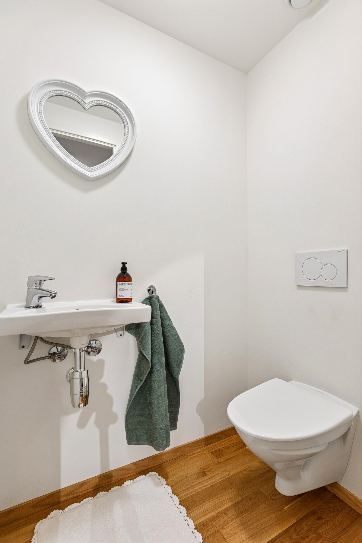 Leiligheten har også et praktisk separat toalettrom med vegghengt toalett og vegghengt servant. Galleribilde