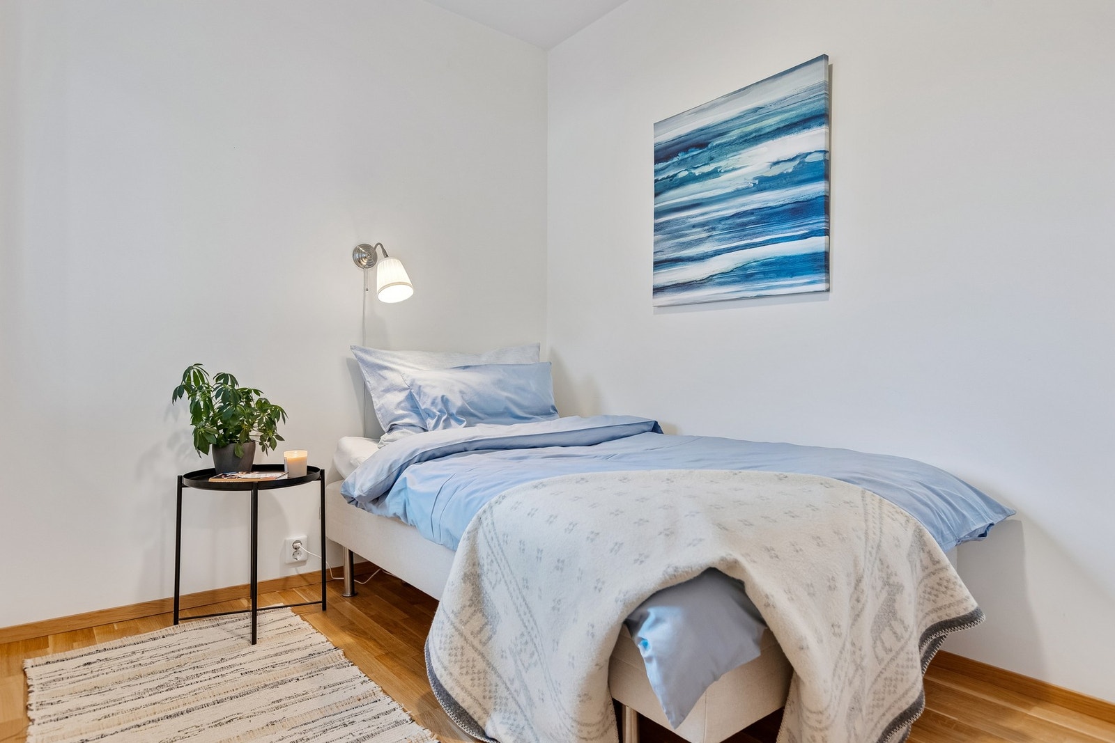 Soverom nr. 3 har romslige og fleksible løsninger med god plass til seng, garderobe og øvrig møblement, perfekt tilpasset både soverom, gjesterom eller et barnerom. Galleribilde