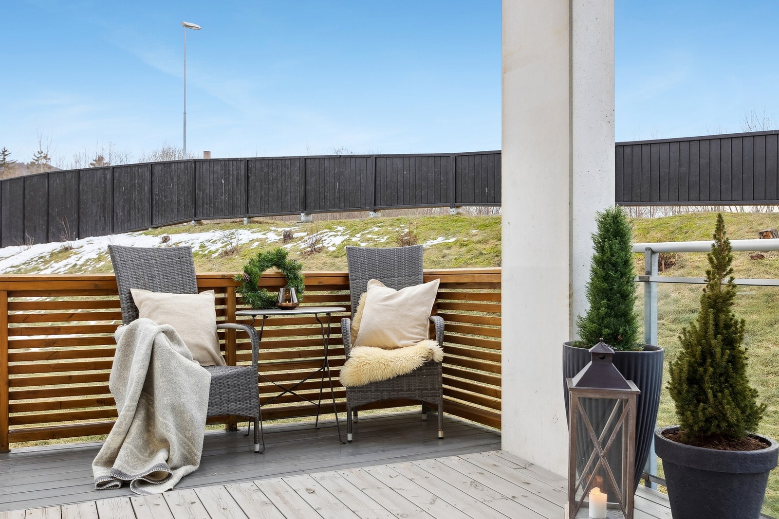 Terrassen blir en fin forlengelse av stuen på varme sommerdager. Her får du sola hele dagen! Galleribilde