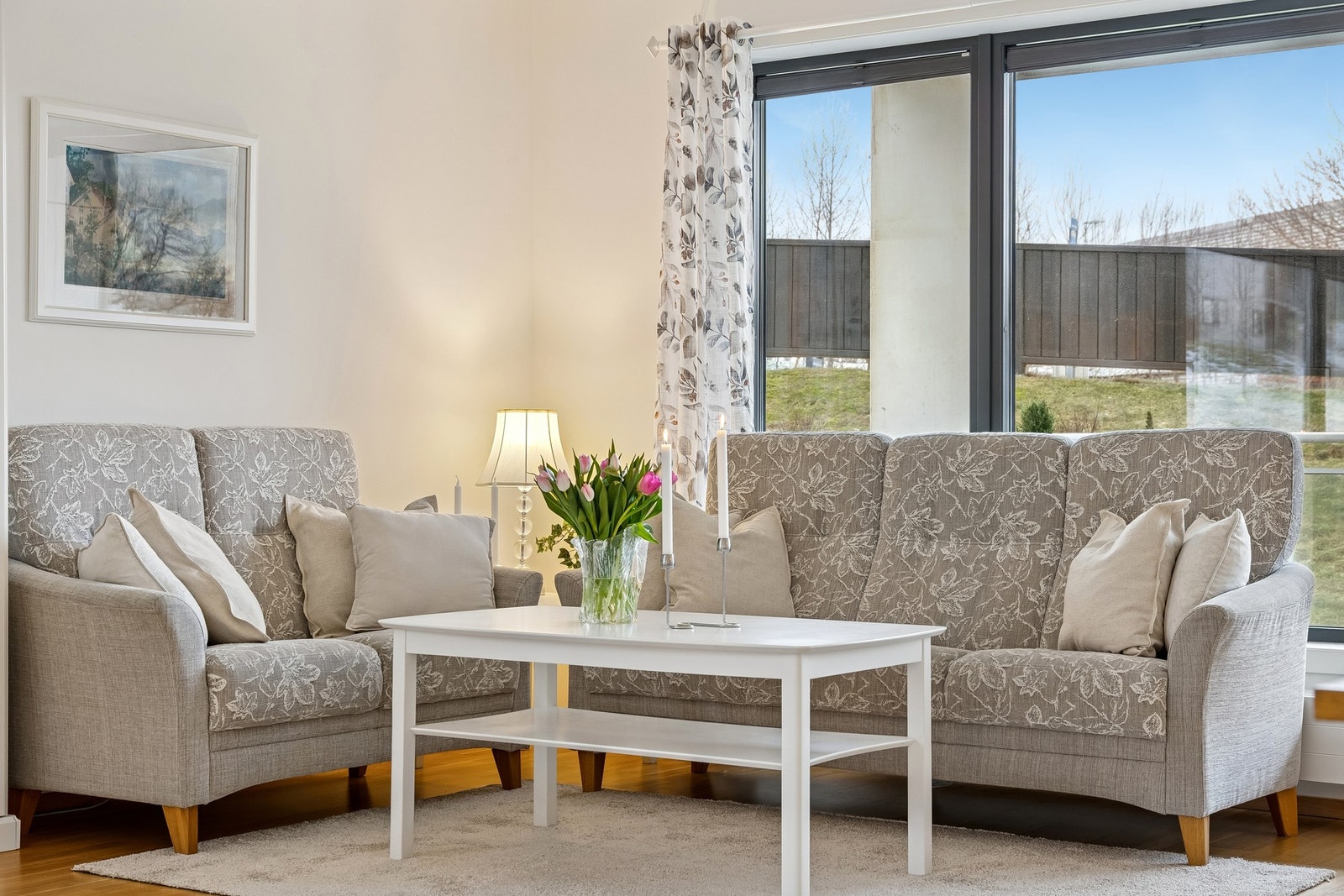 Stuen byr på god plass til å innrede med hjørnesofa og tilhørende møblement. Galleribilde