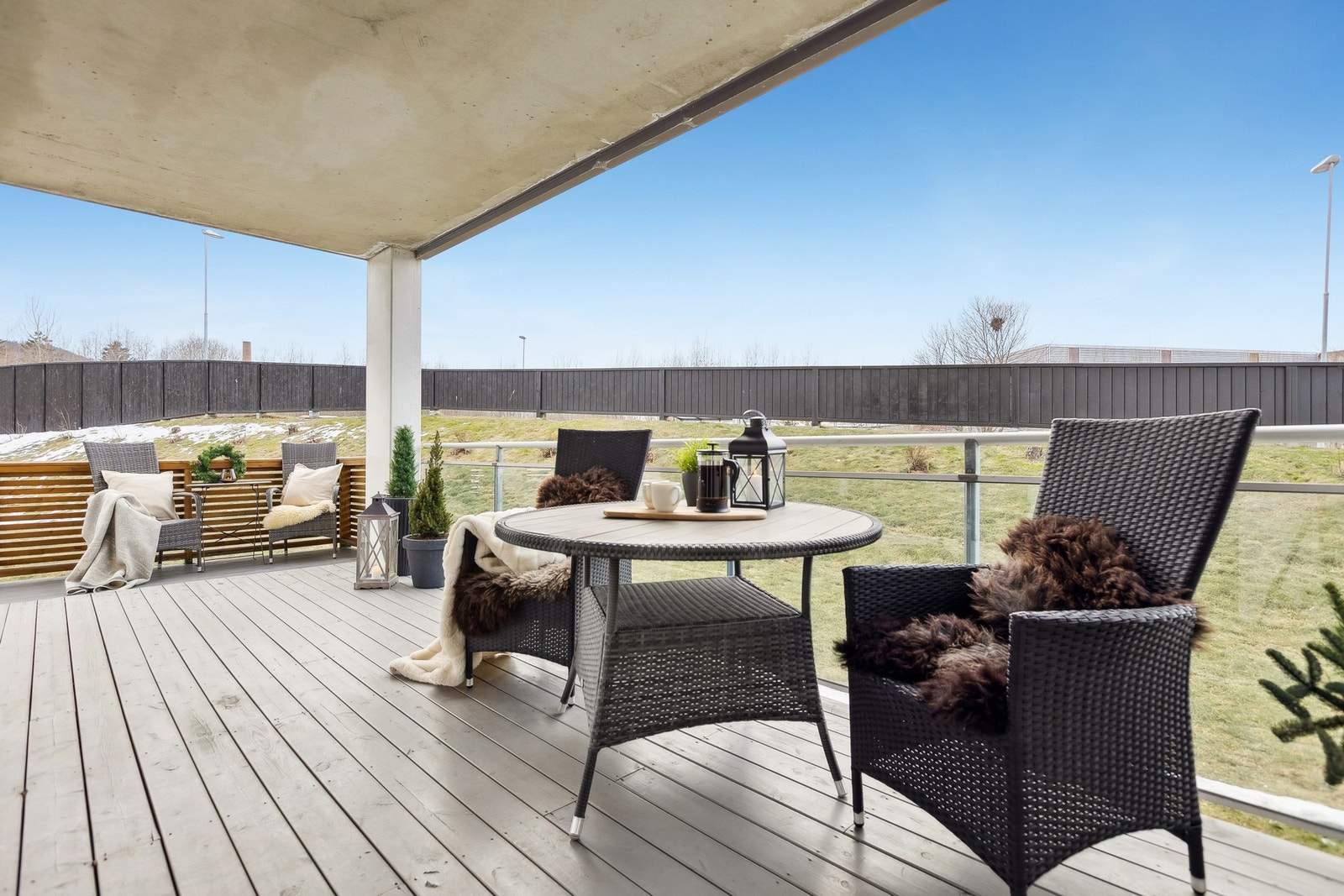 En stilren og svært innbydende 4-roms selveierleilighet fra 2015, attraktivt beliggende i 1. etasje med skjermet og privat beliggenhet uten innsyn. Galleribilde