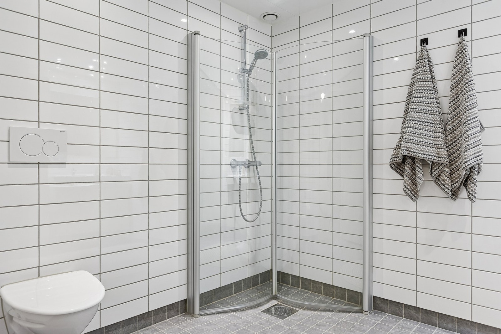 Pent baderom med flislagt gulv med varme og opplegg for vaskemaskin. Baderommet oppleves romslig og måler 6 kvm. Galleribilde