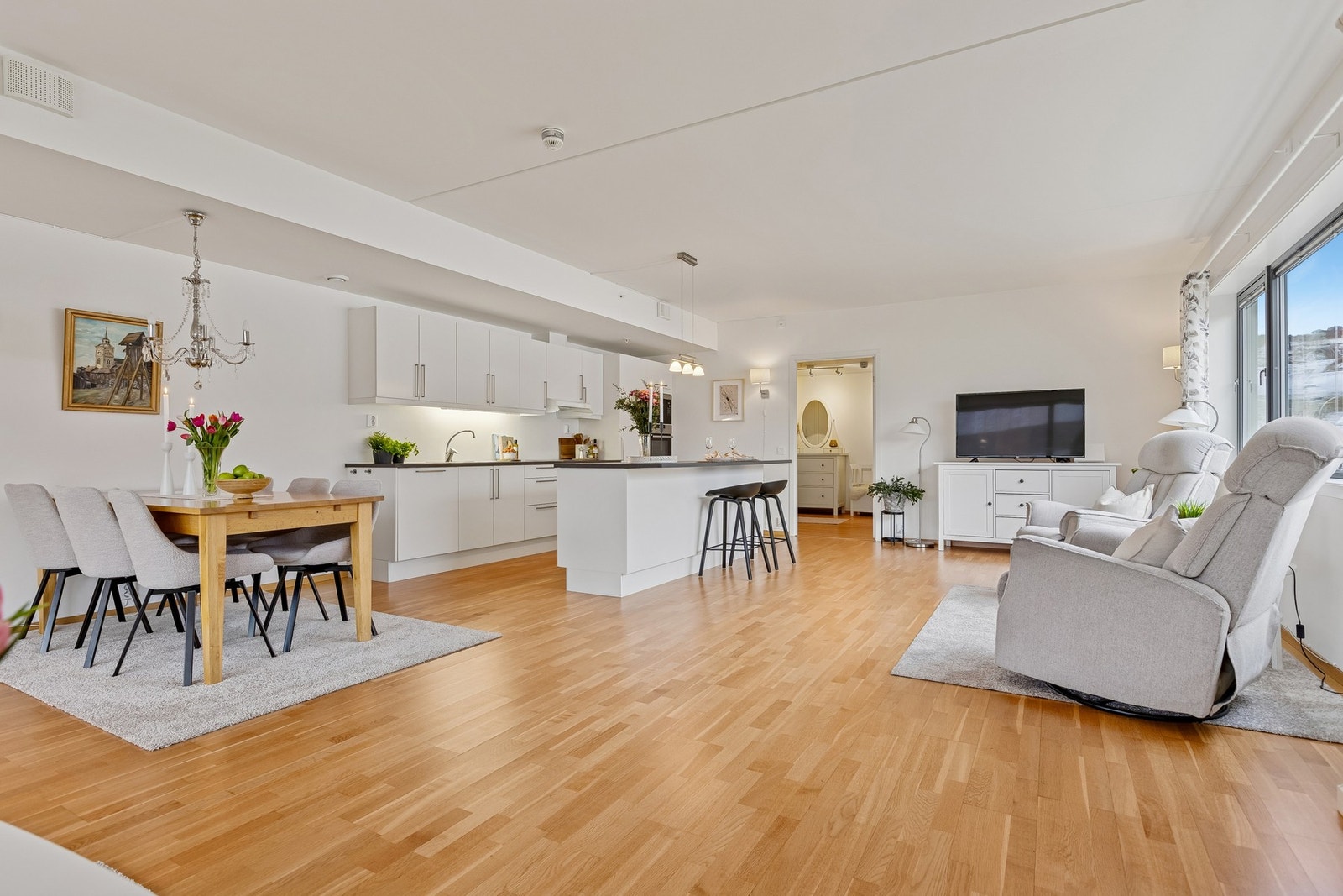 Leiligheten er malt i tidsriktige og lyse farger som gjør det enkelt å sette sitt eget preg rommene gjennom diverse interiør og dekor. Galleribilde