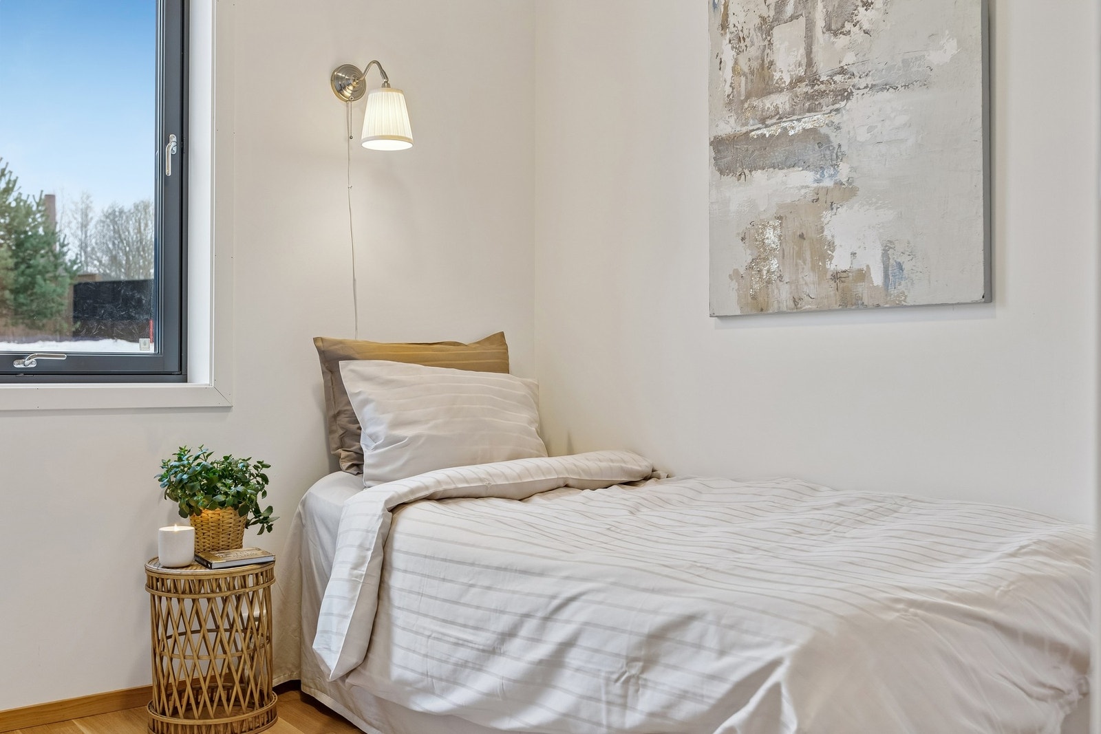 Soverom nr. 2 måler 8 kvm og har god plass til en stor seng og tilhørende møblement. Galleribilde