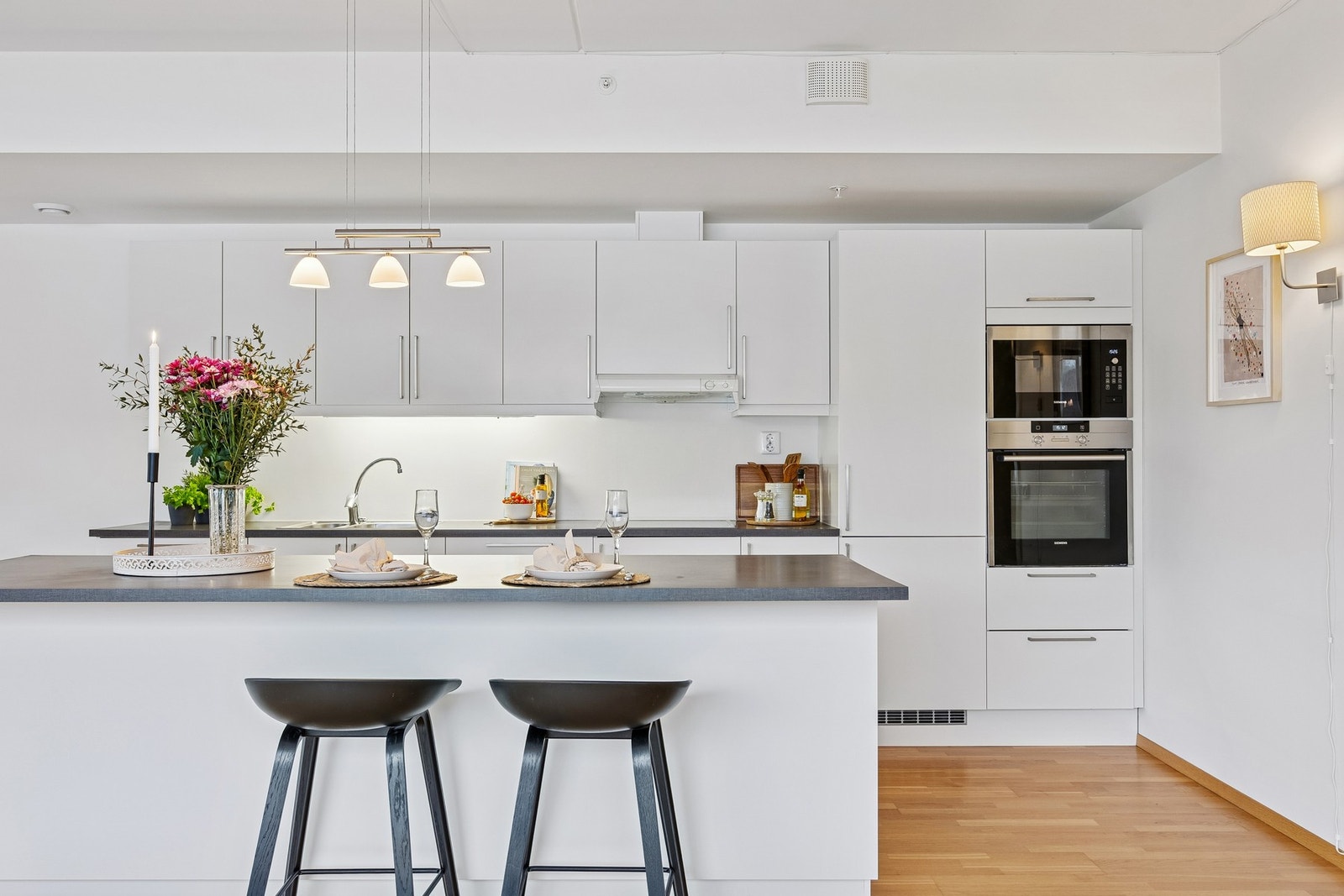 Kjøkkenet er utstyrt med en kjøkkenøy som kan brukes til både matlaging og sosialt samvær. Galleribilde