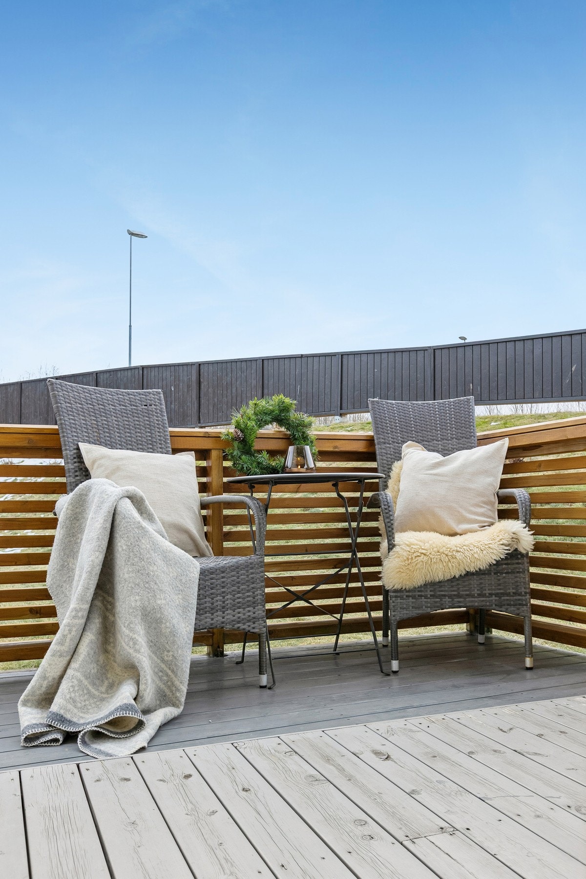 Terrassen er det perfekte stedet å invitere familie og venner til hyggelige sosiale sammenkomster eller nyte morgenkaffen i fred og ro. Galleribilde