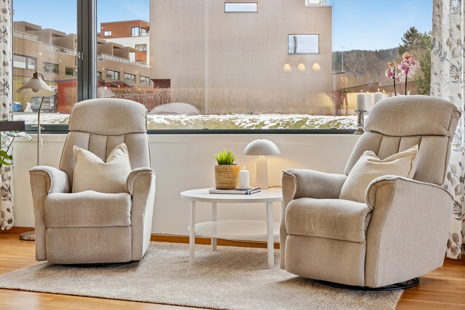 Stuen/ kjøkkenet måler hele 55 kvm! Her får du Innvendig solskjerming fra Kjells Markiser på alle vinduer på stue og kjøkken . Galleribilde