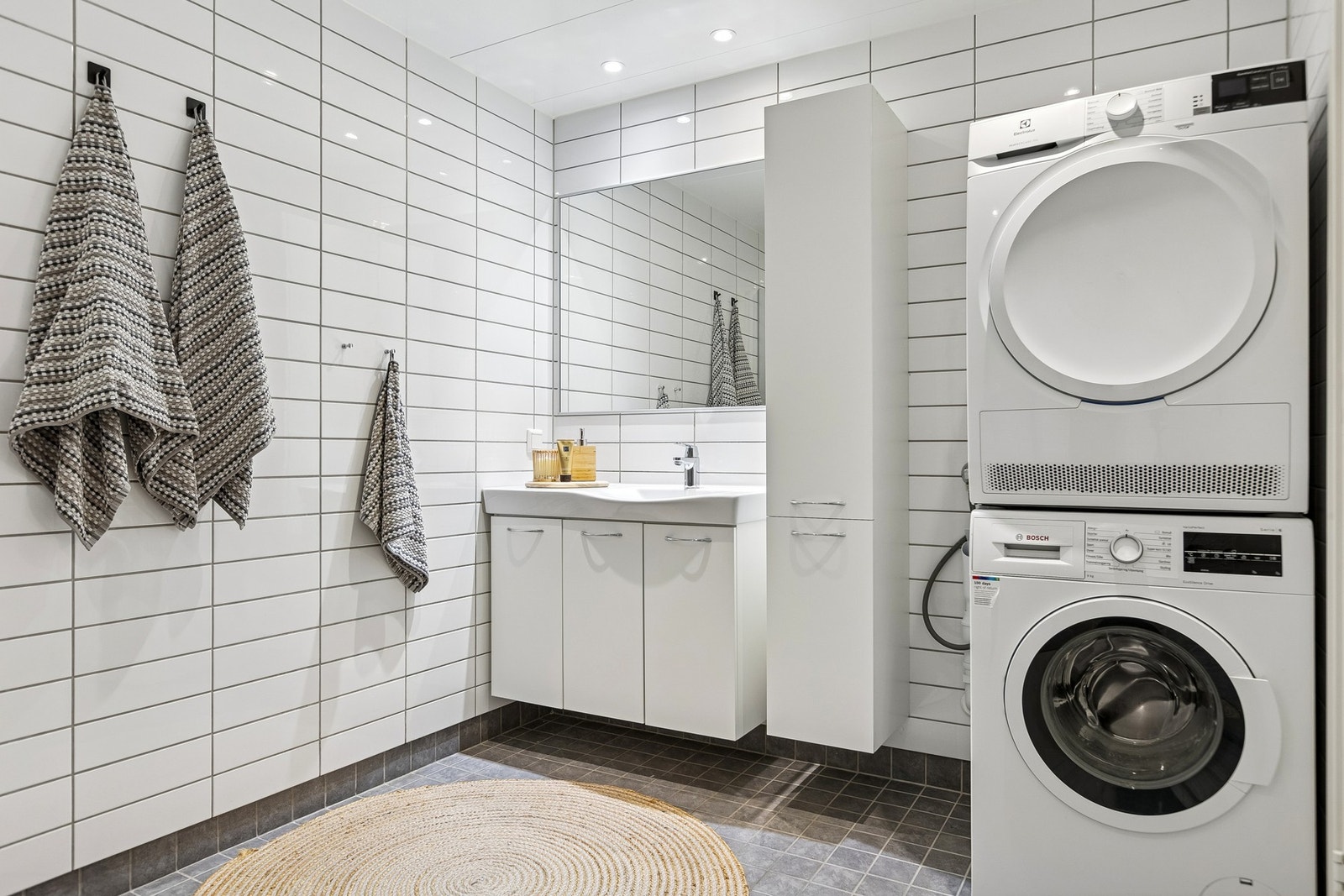 Her får du også vegghengt toalett, dusjhjørne med dører og ovenpåliggende servant med armatur. Galleribilde