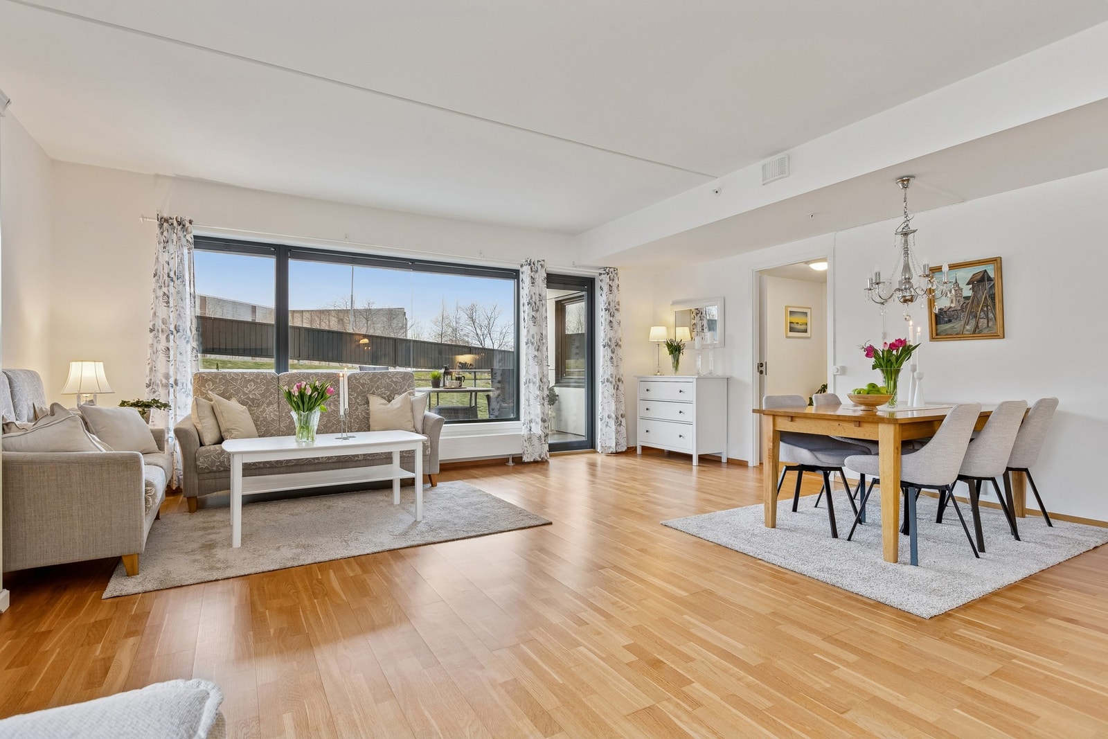 Her får du store vindusflater som gir rikelig med naturlig lysinnslipp. Galleribilde