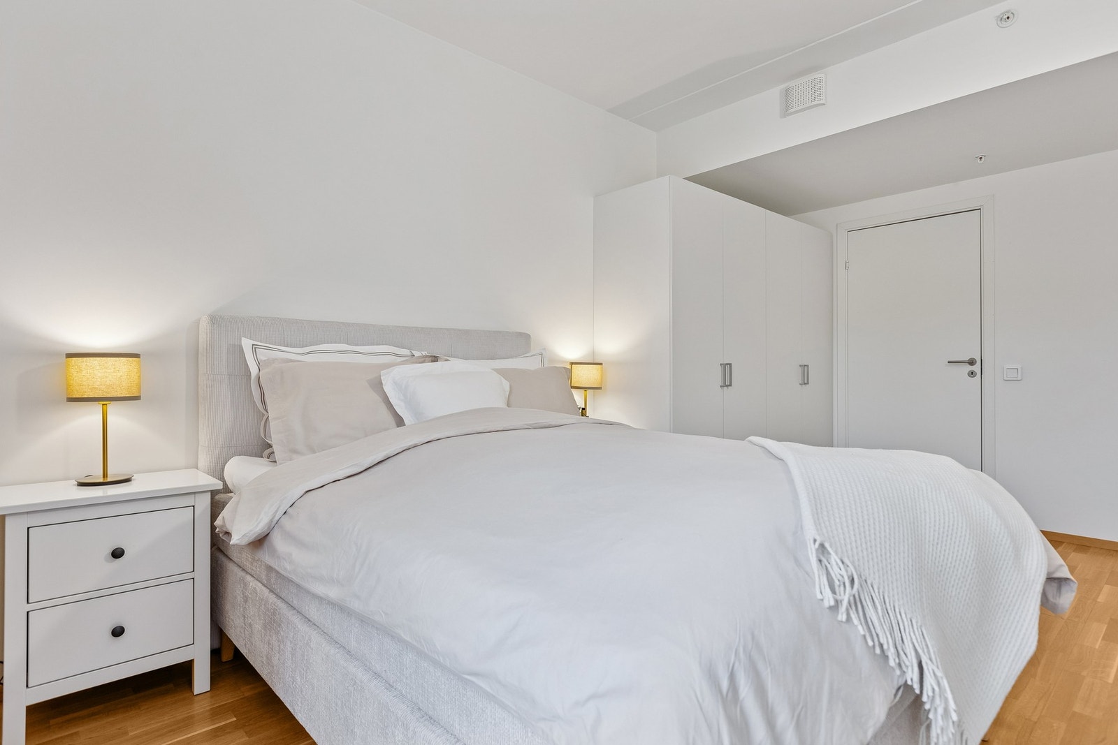 Det største soverommet måler 15 kvm og har god plass til dobbeltseng, garderobeløsning og øvrig møblering. Galleribilde