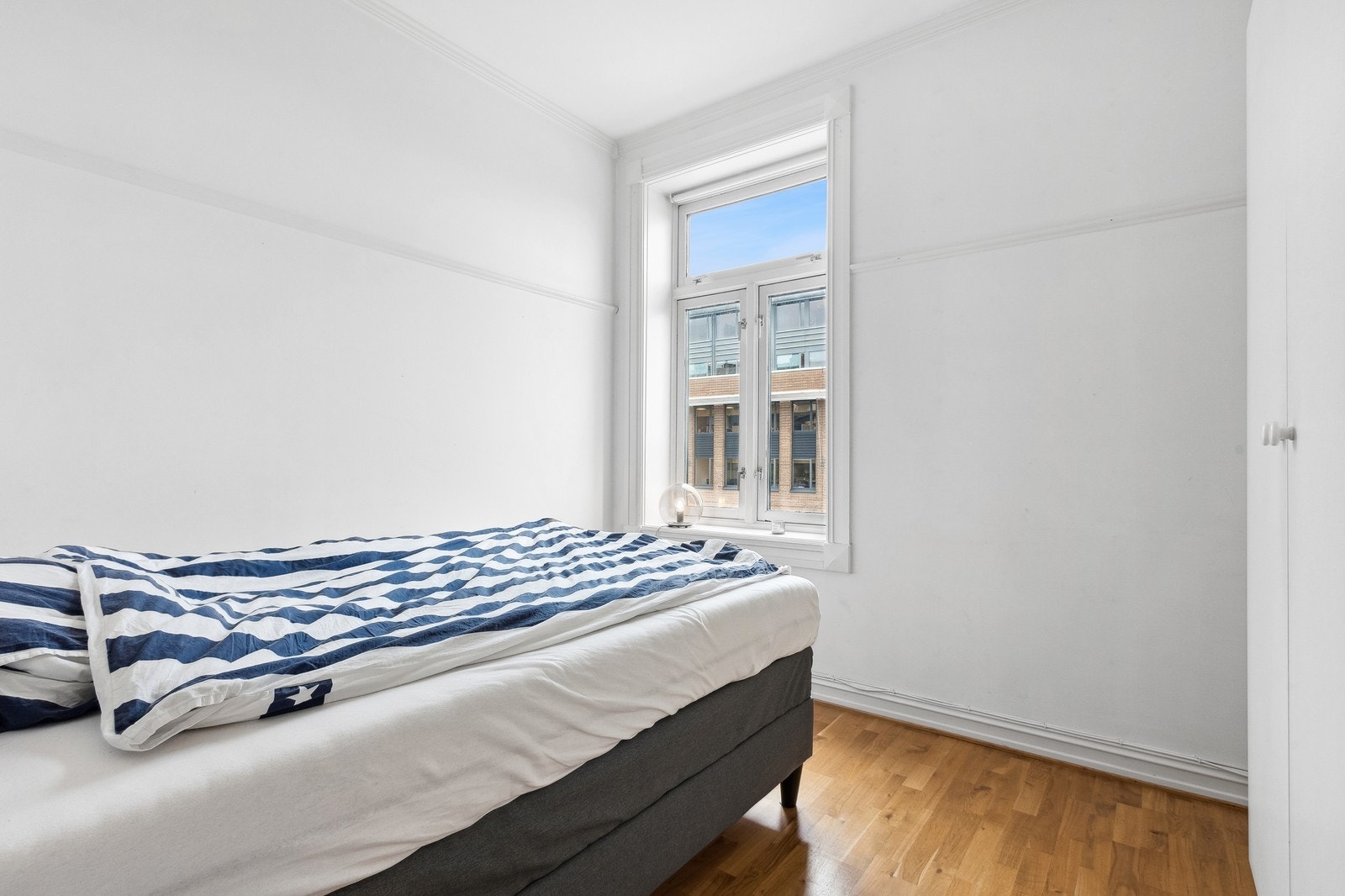 Romslig soverom med plass til dobbeltseng og garderobeløsning Galleribilde