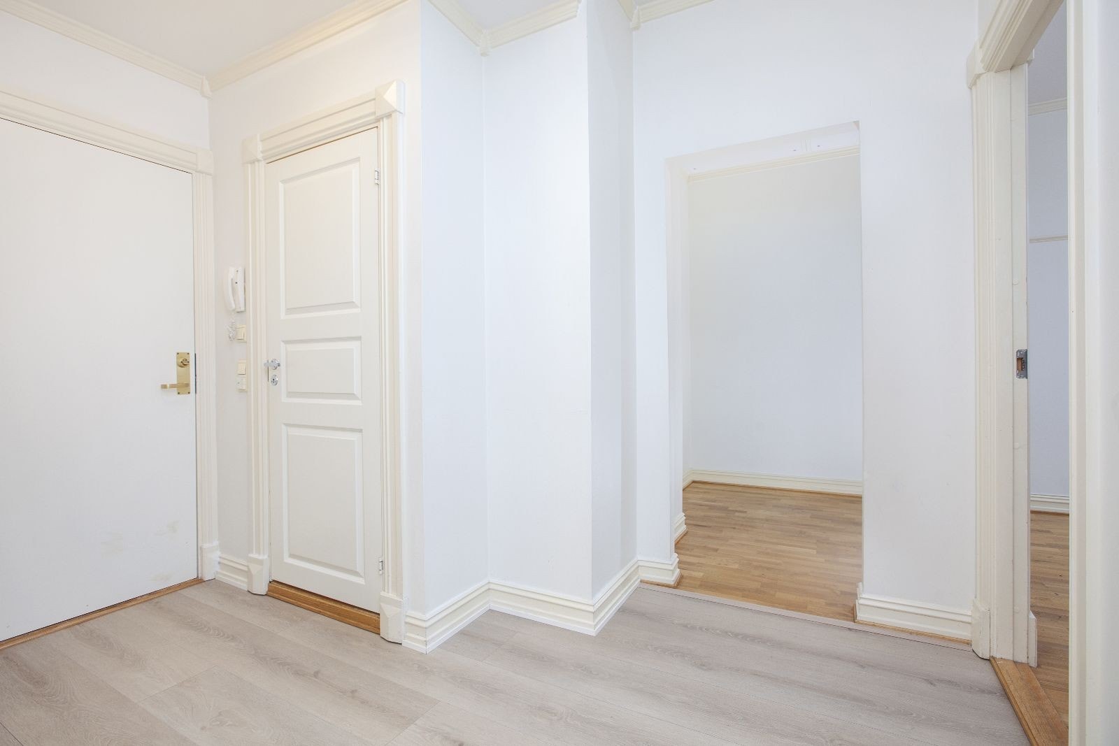 Leiligheten har eget garderoberom/kontorløsning. Galleribilde