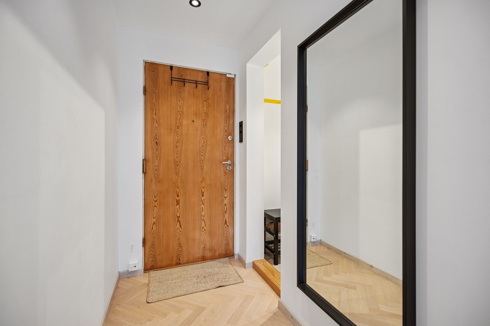 Stor entré inn mot gang Galleribilde