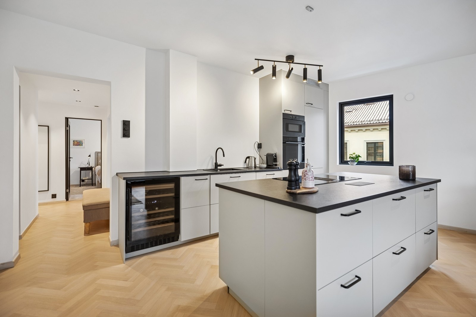 Integrert vinskap og stor kjøkkenøy! Galleribilde