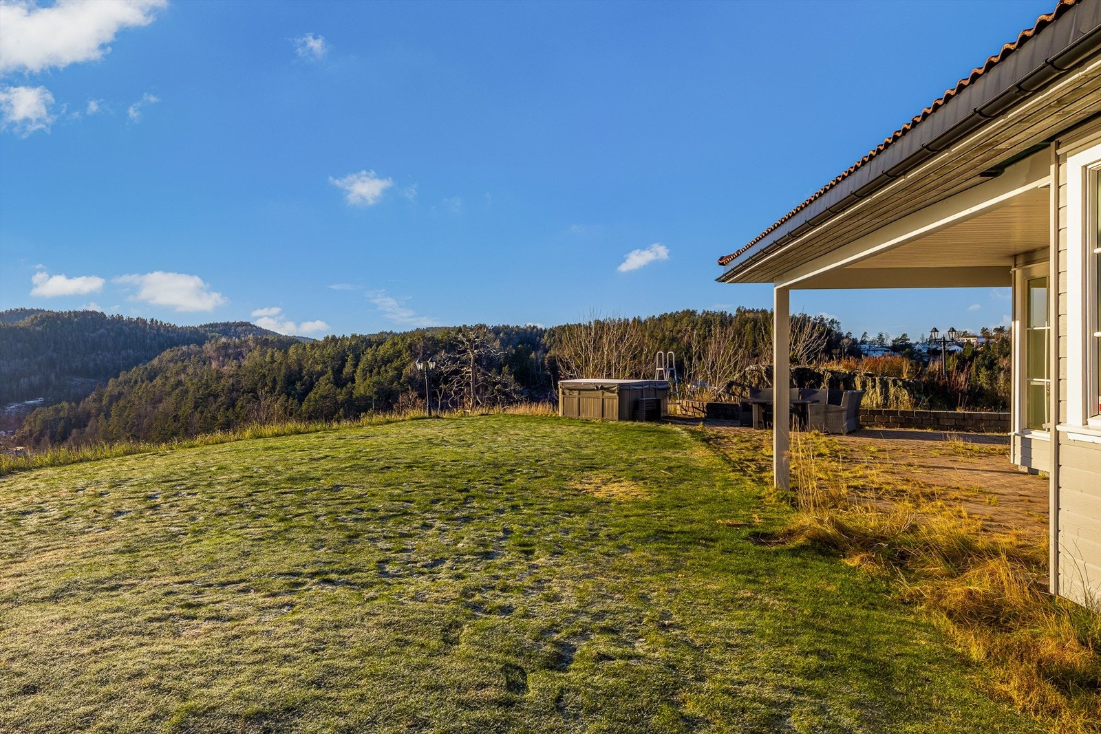 Eiendommen har gode solforhold gjennom hele dagen. Galleribilde