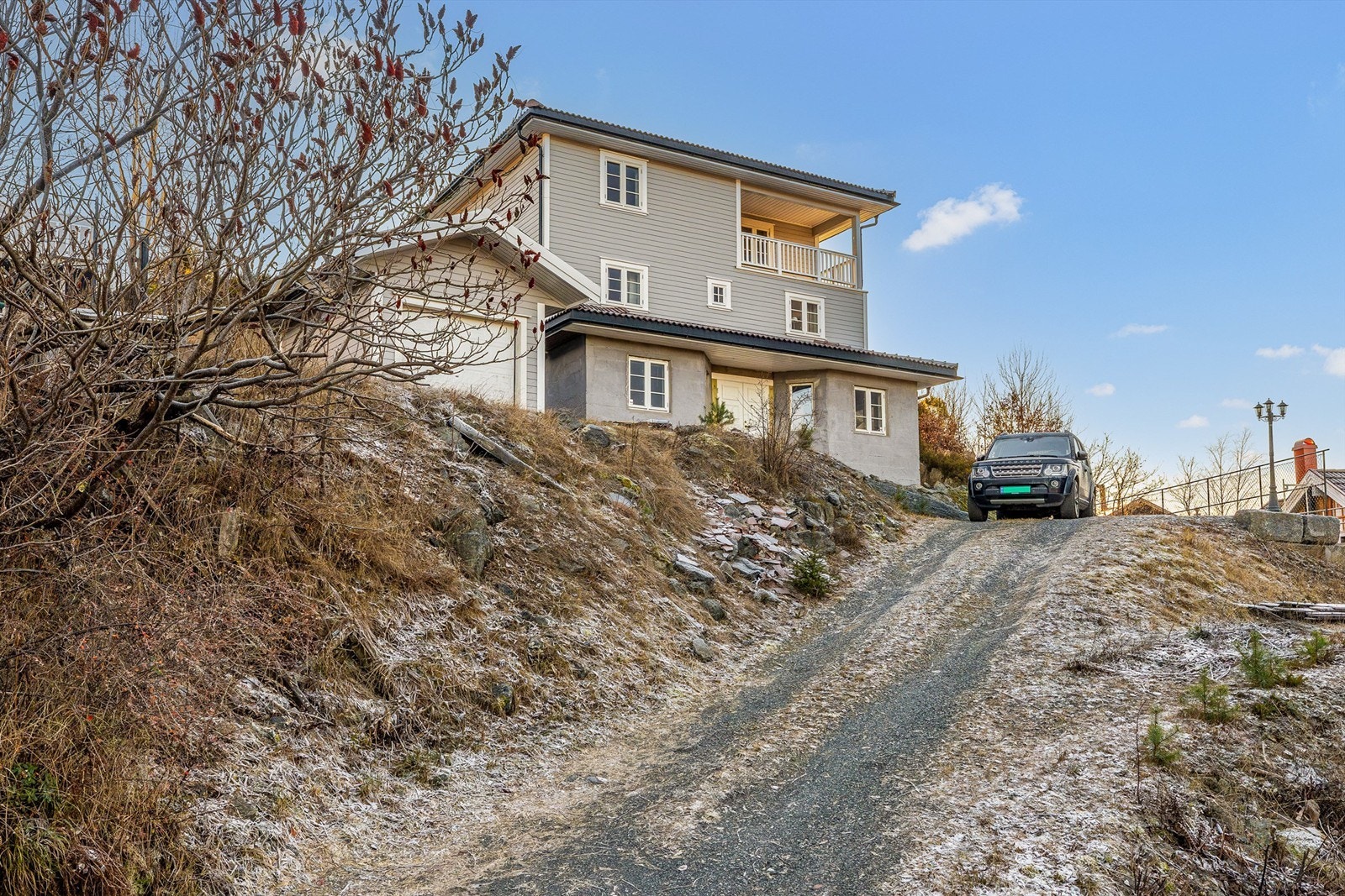 Adkomst på gruset vei. Galleribilde