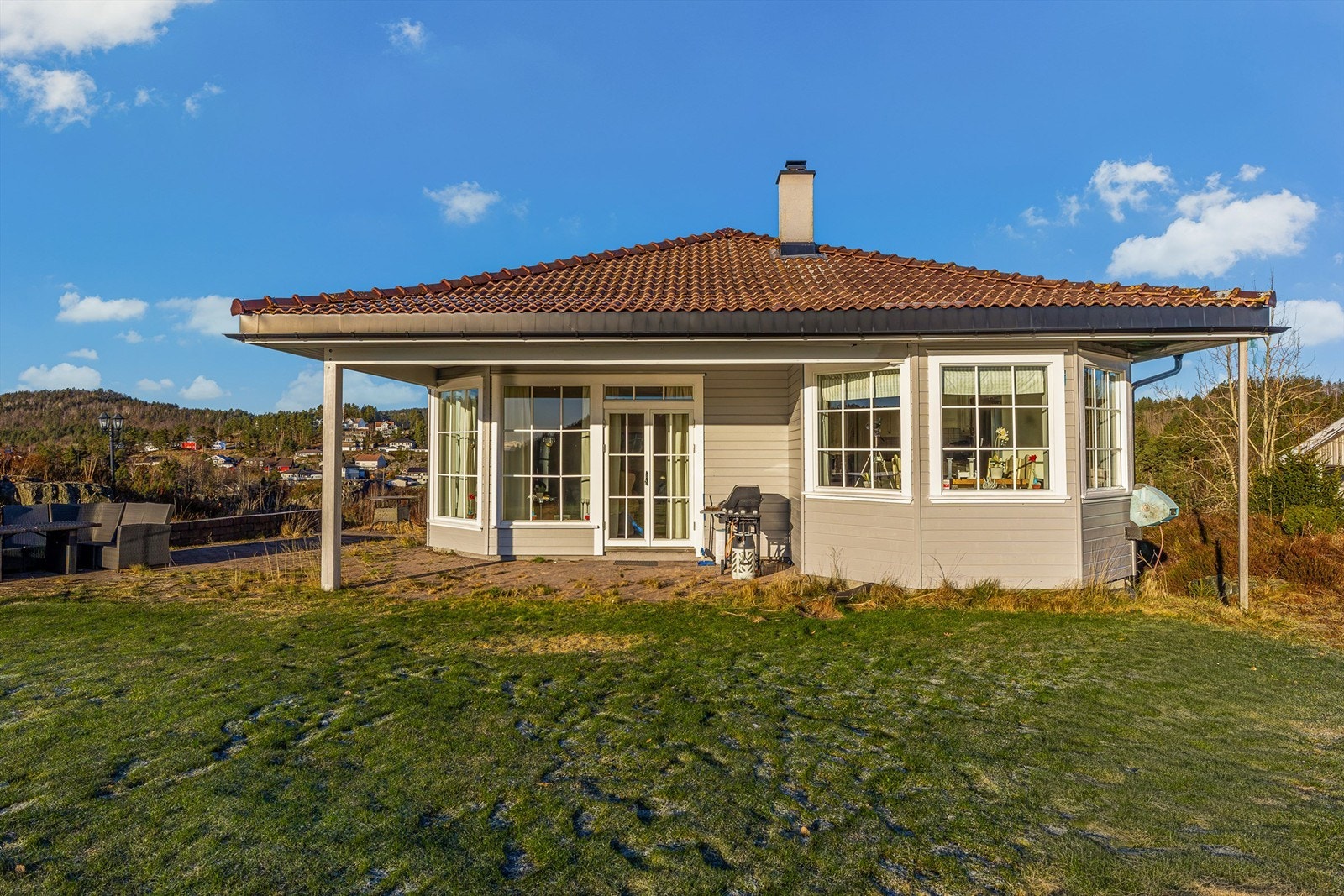 Fra stuen er det utgang til en stor, dels overbygget markterrasse med gressplen utenfor. Galleribilde
