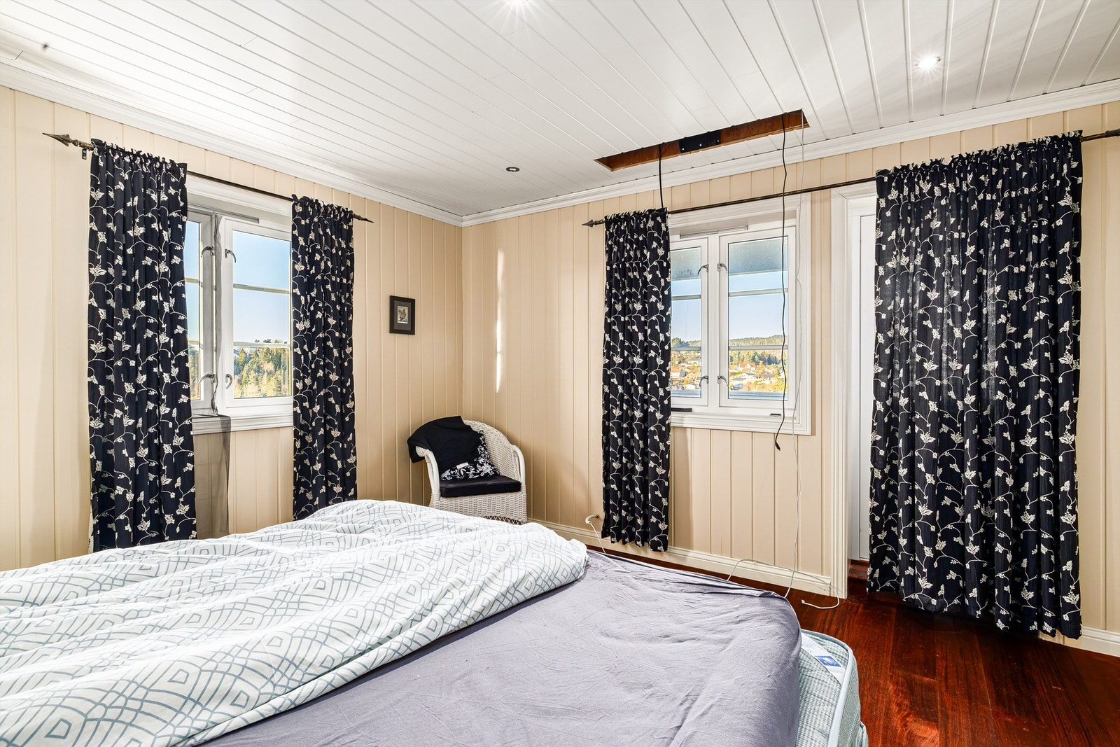 Fra dette soverommet er det utgang til en overbygget veranda. Galleribilde