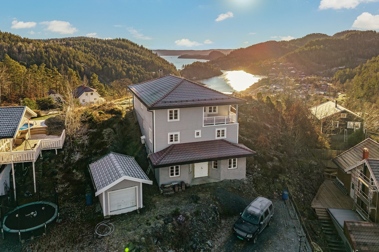Eneboligen ligger fint til på et høydedrag med utsikt utover Kilsfjorden. Galleribilde