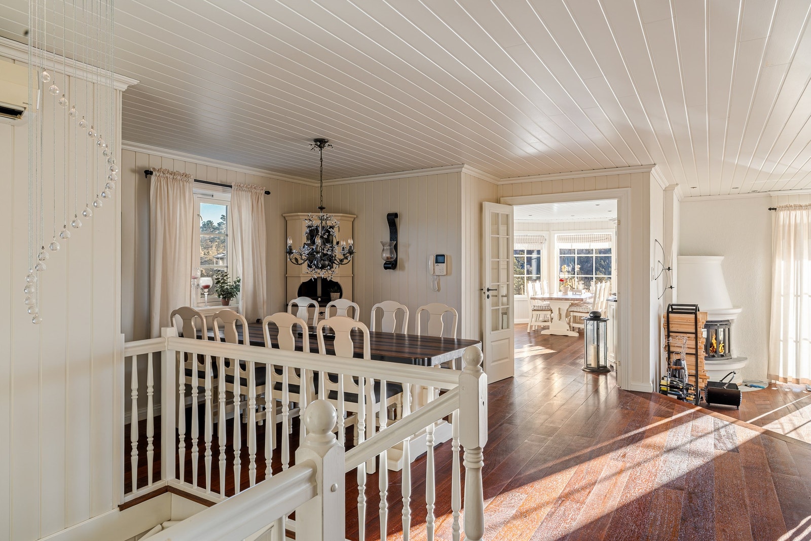 Hovedetasjen har en åpen og sosial planløsning. Galleribilde