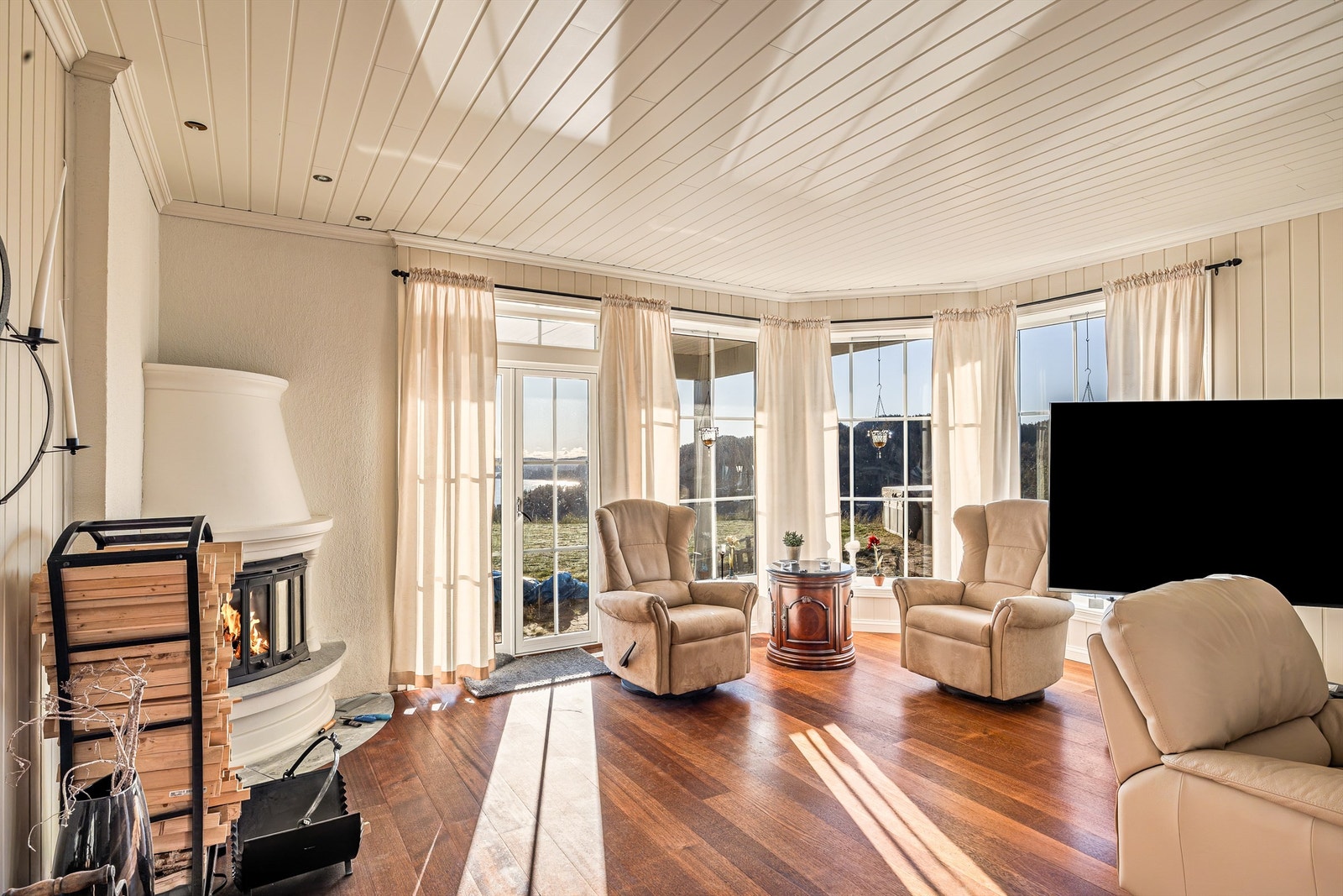 Store vindusflater og direkte utgang til uteområdet. Galleribilde