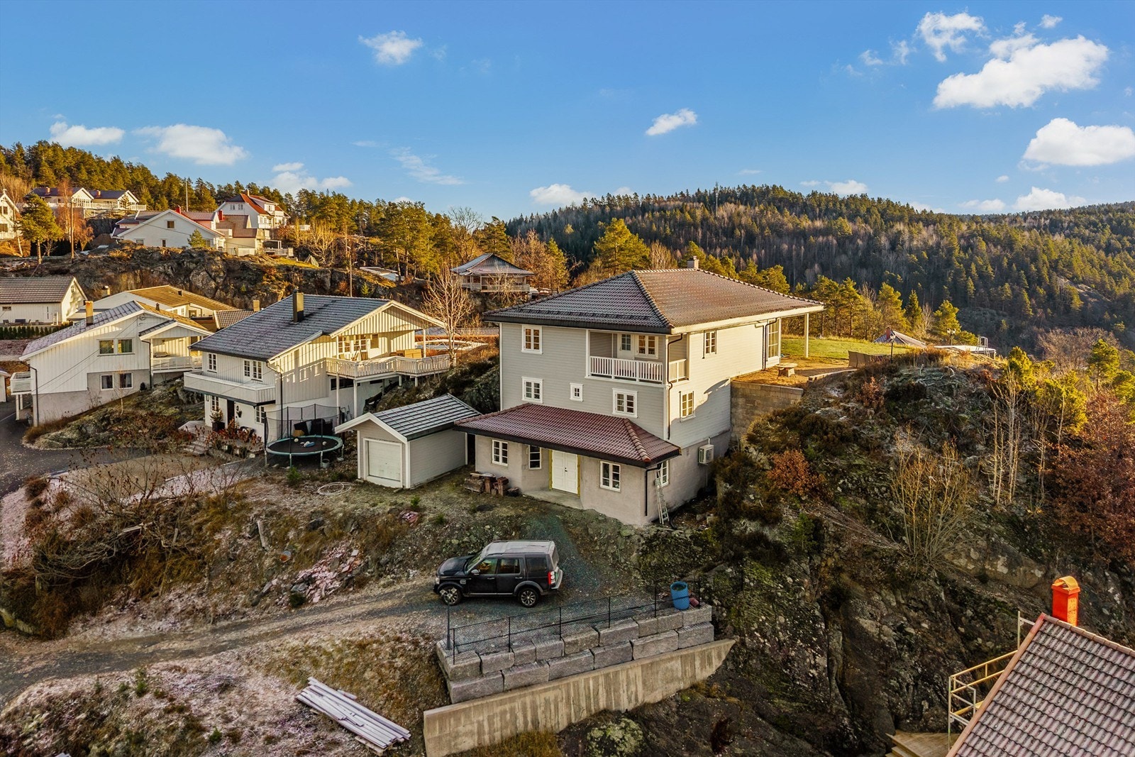 Eiendommen ligger høyt og fritt i gate uten gjennomgangstrafikk. Galleribilde