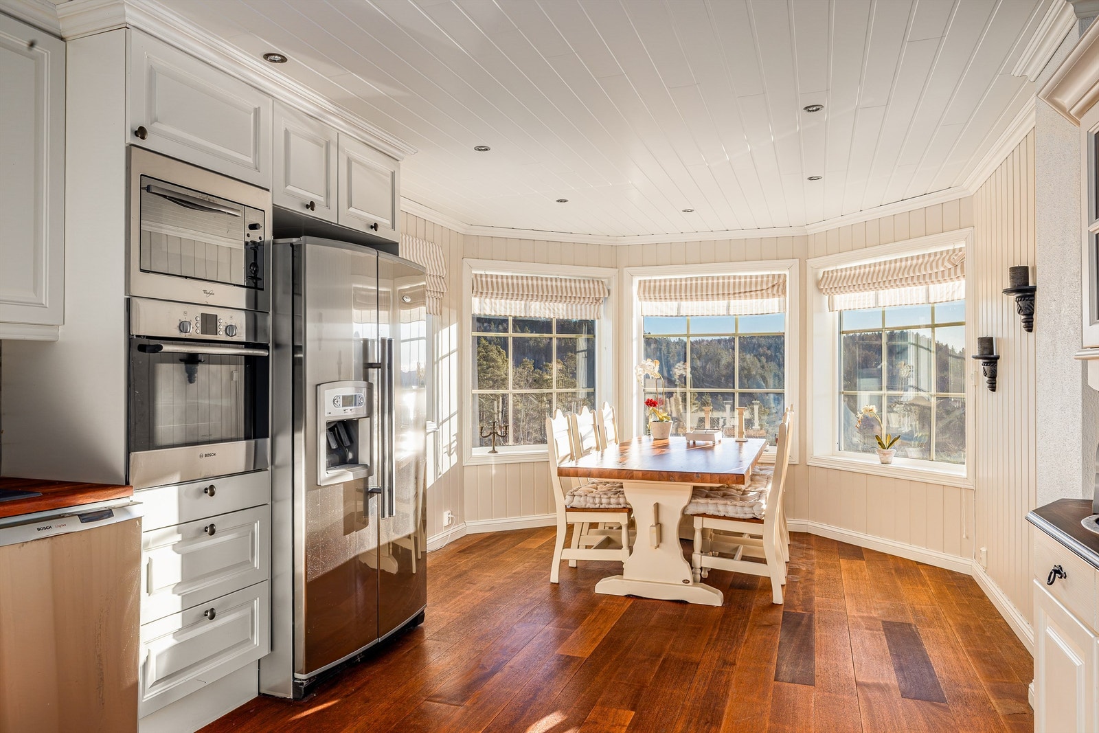 Innredningen har integrerte hvitevarer og plass til et stort side-by-side kjøleskap. Galleribilde